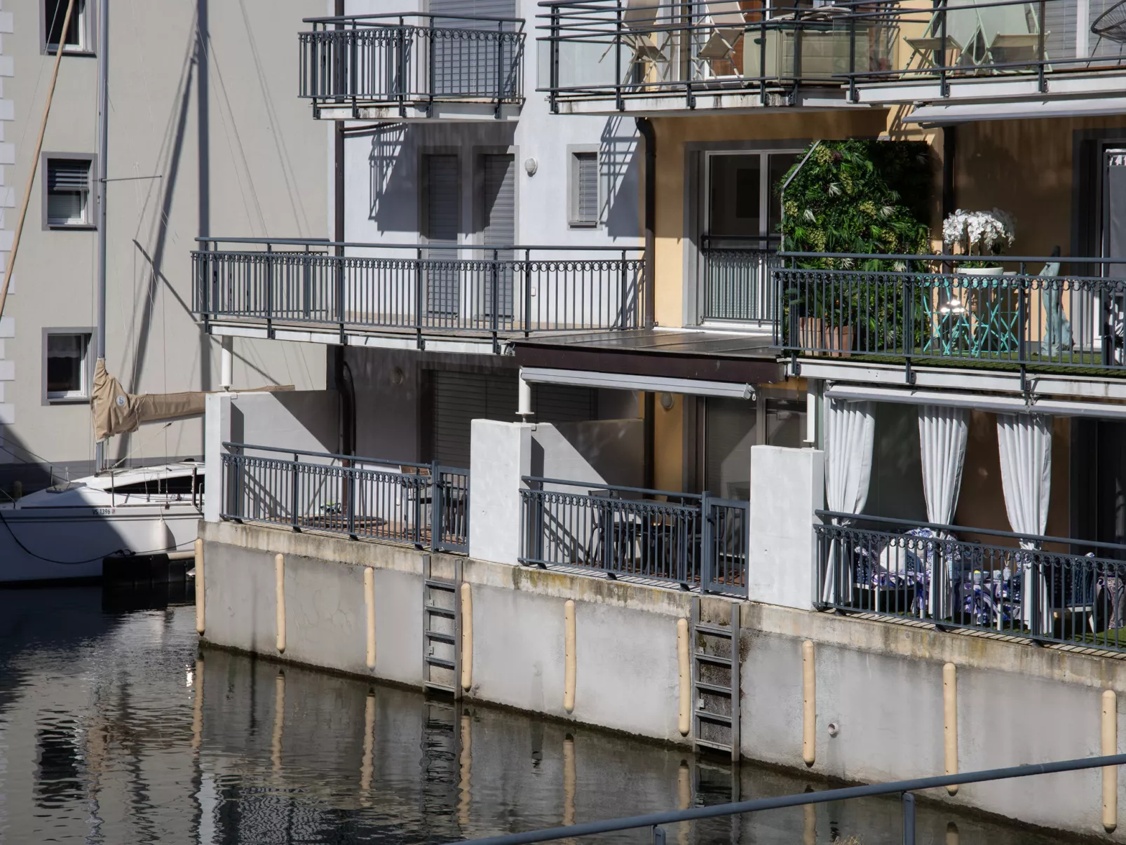 Tasman S12/R-Outside