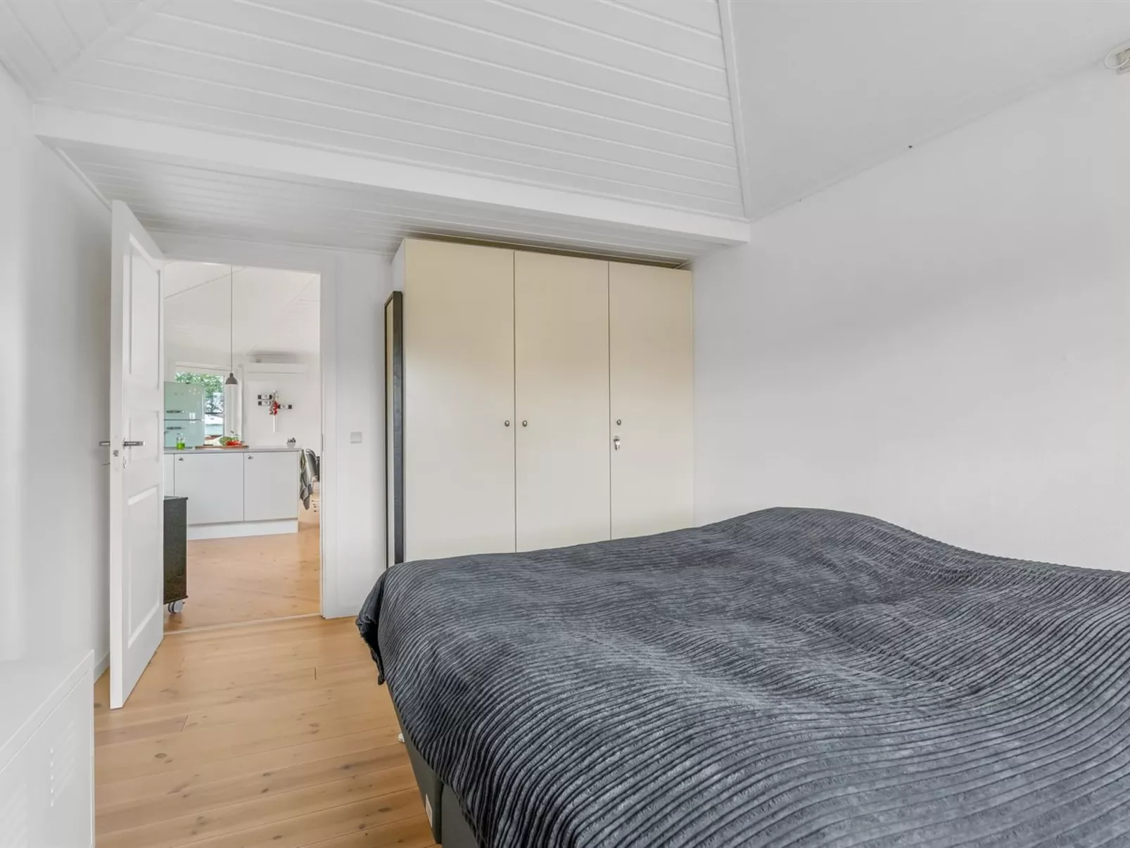 "Glenda" - 2.1km from the sea-Inside