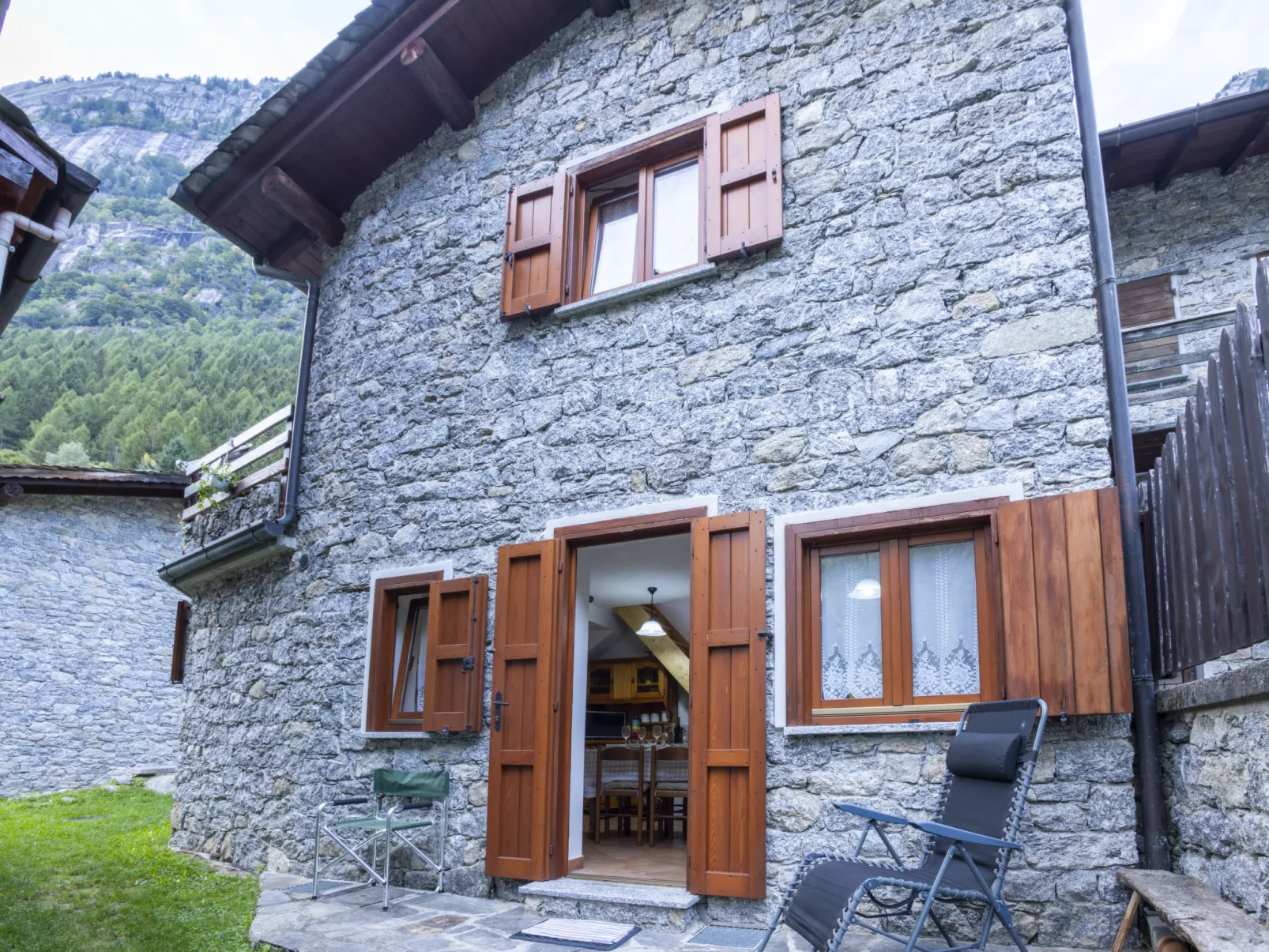 Val di Mello Mountain Flat-Outside