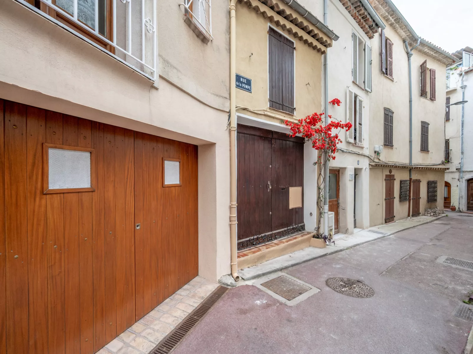 Rue de la Pompe-Outside