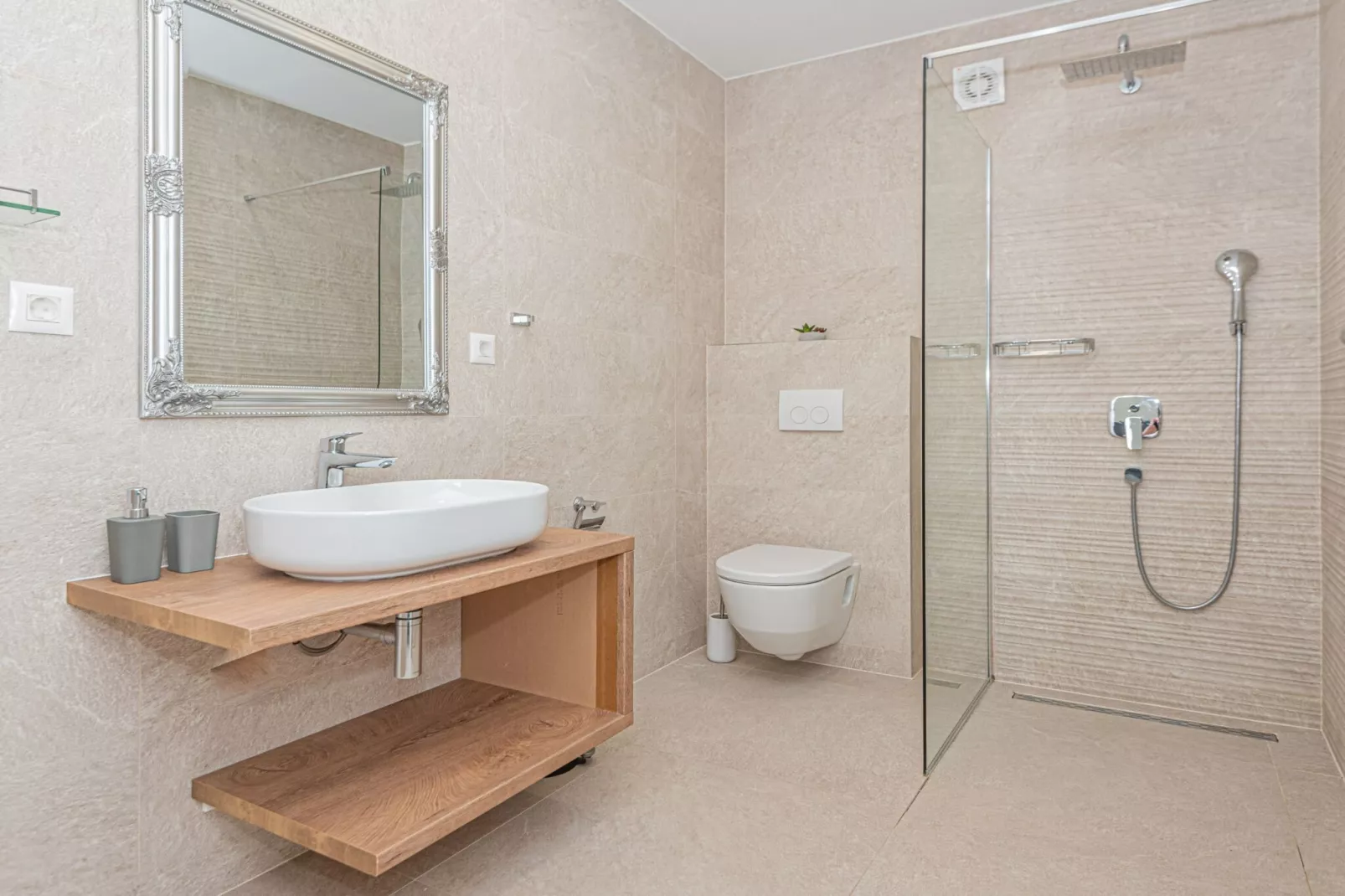 Four-Bedroom Villa With Pool-Badezimmer