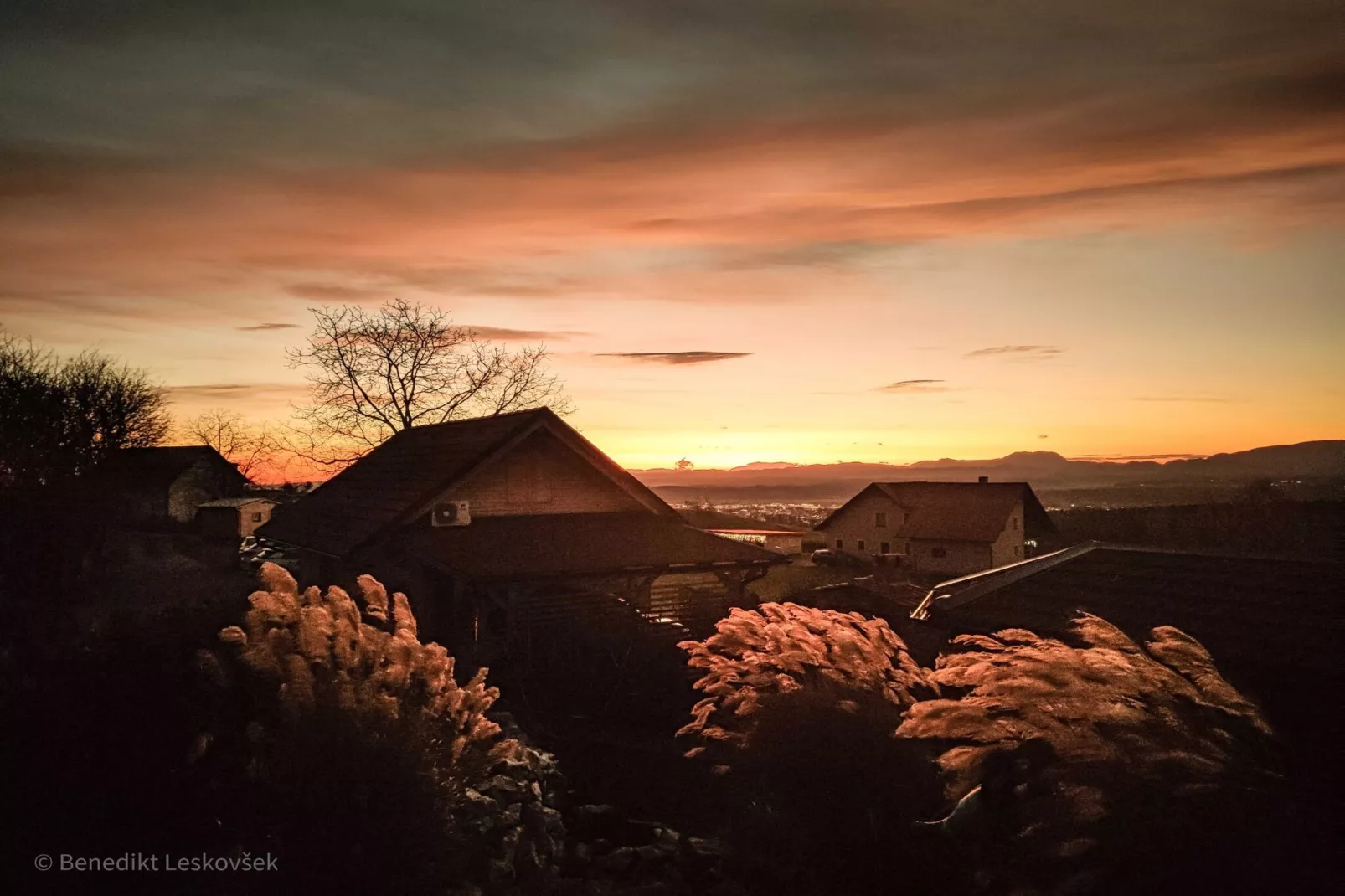 Rustic Refuge Glamping with Hot-Tub and Sauna - Two Bedroom Apartment with Terrace-View