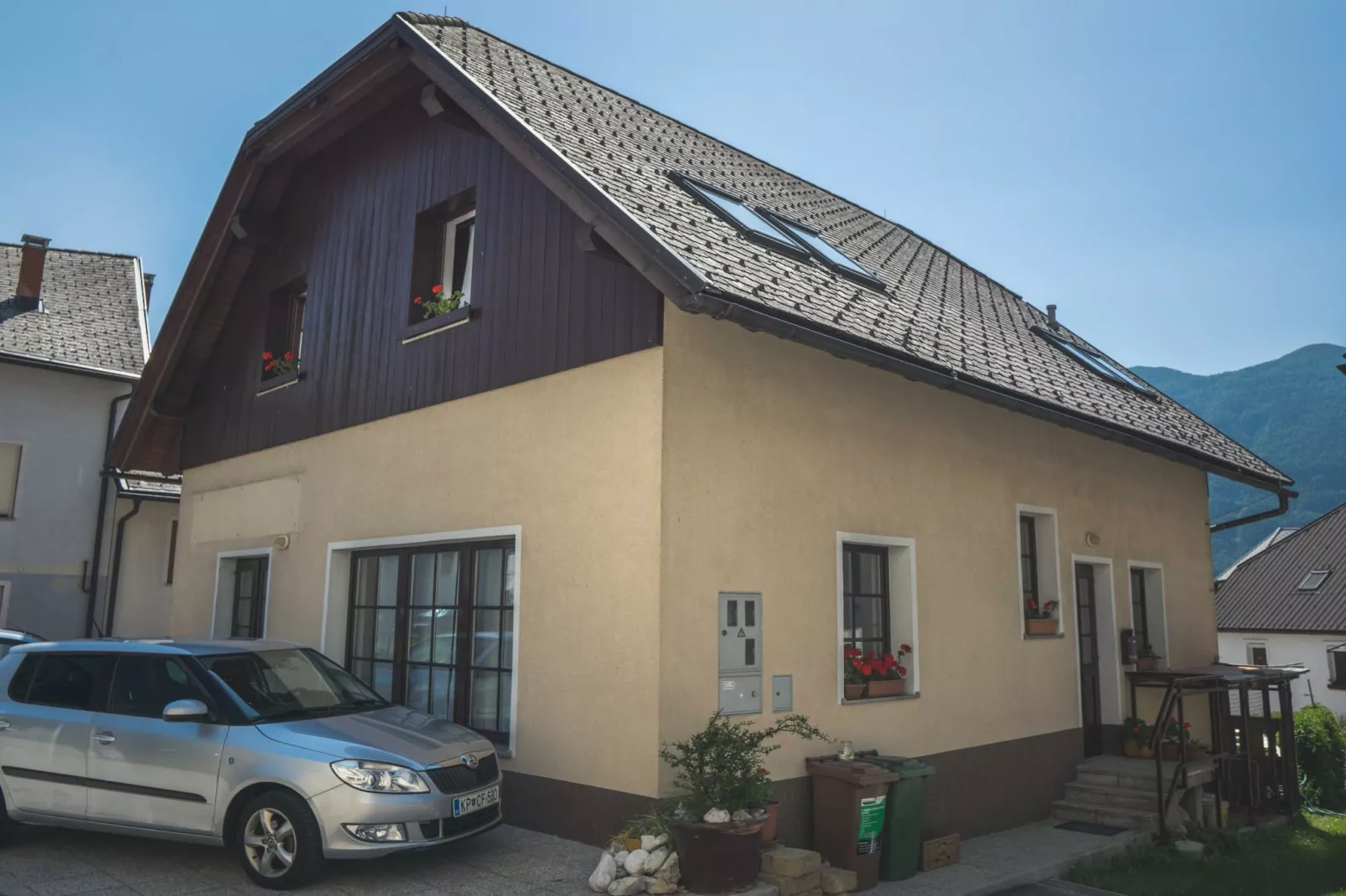 Comfortable Apartment with Mountain View - One Bedroom Apartment-Im Freien