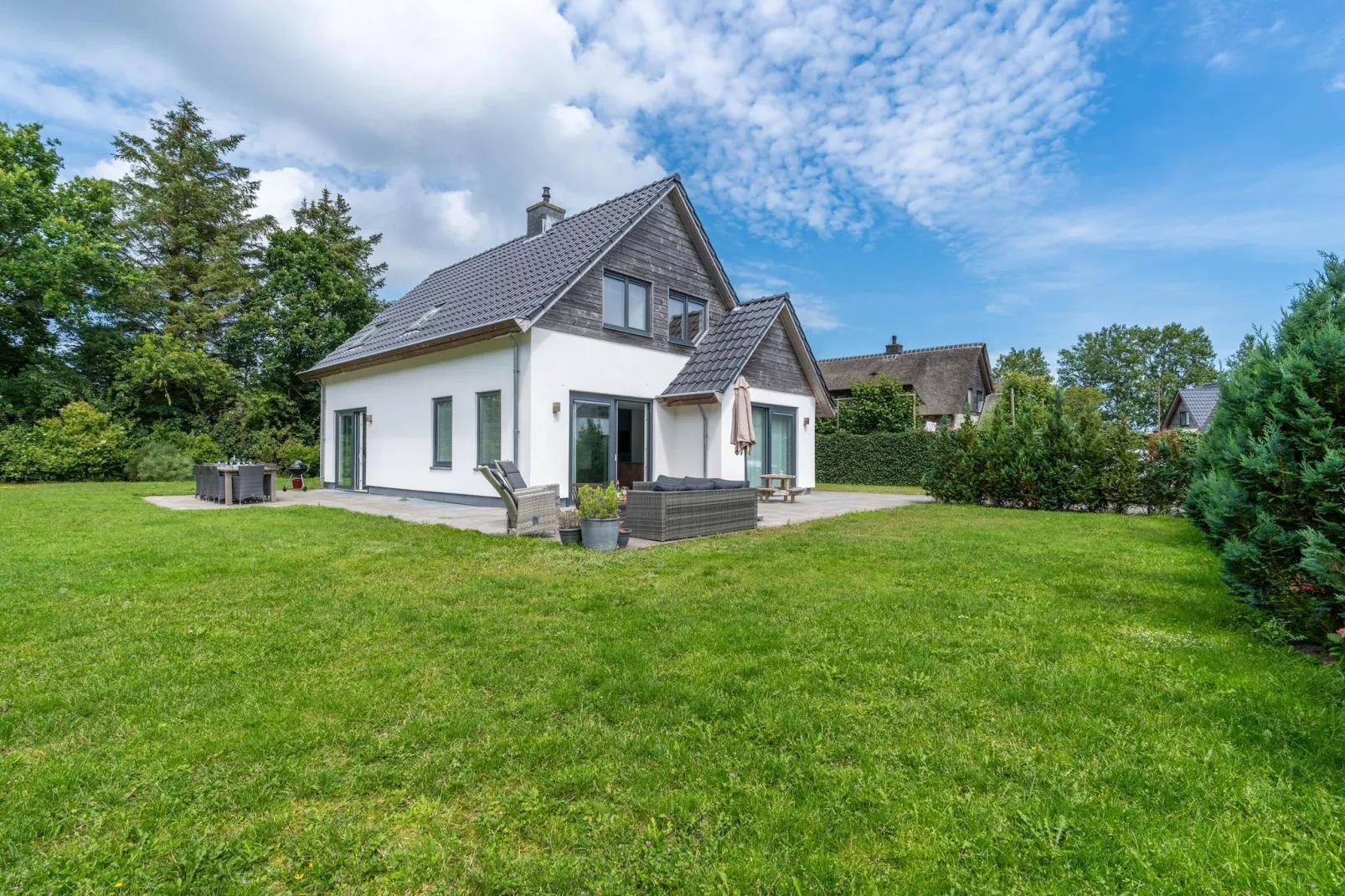 Hoogelandt 106F-Exterior in summer