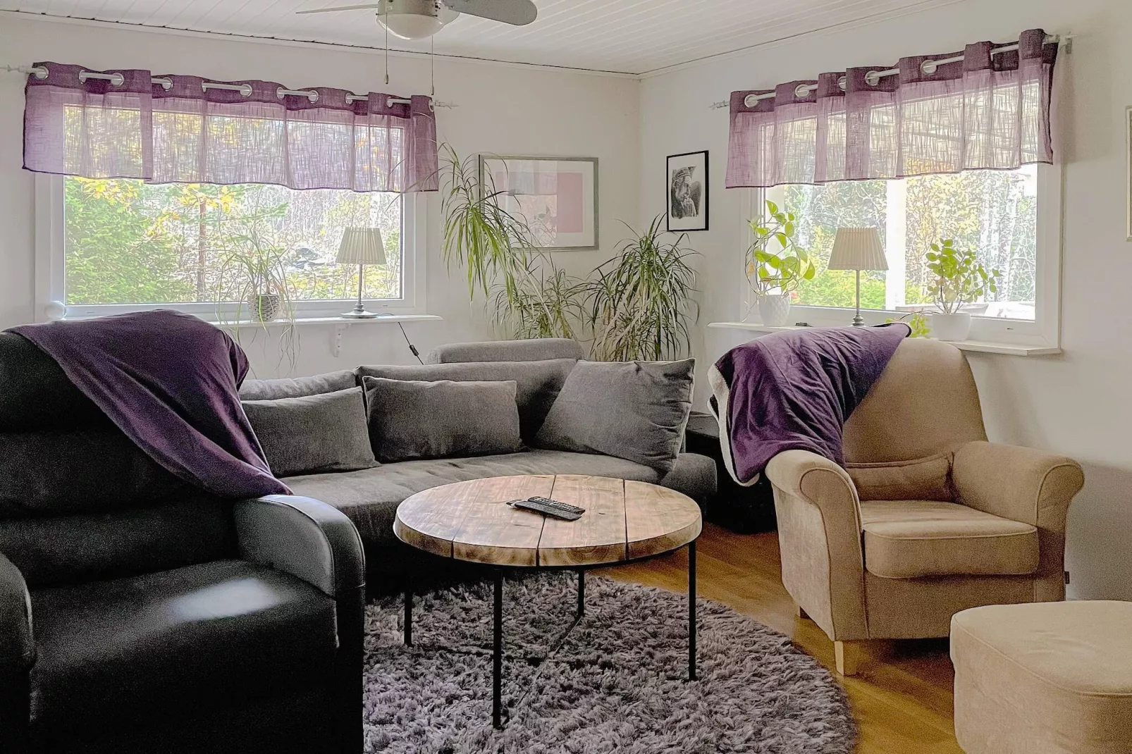 Cozy Forest Hideaway with Hot Tub-Indoor