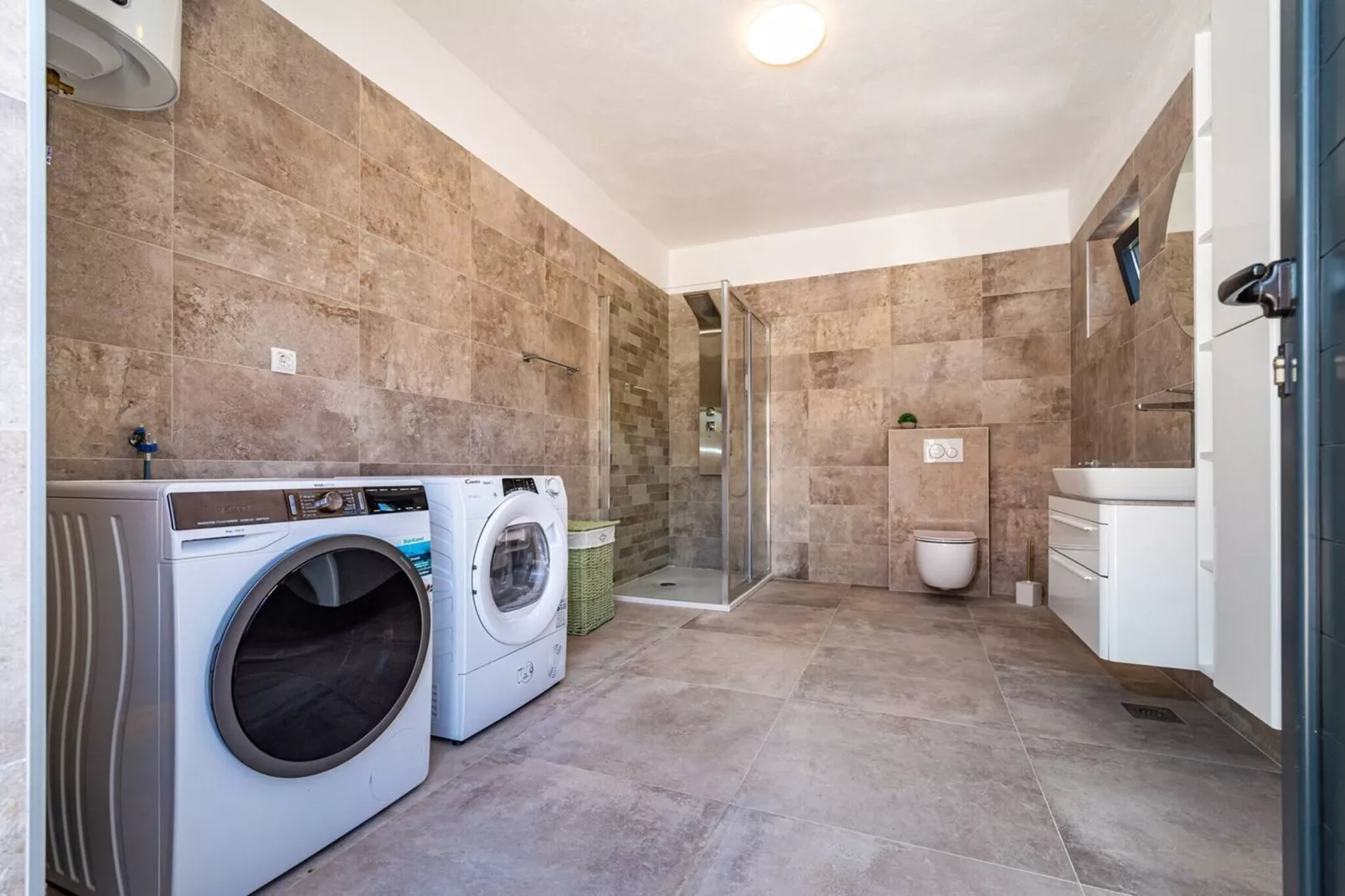 Luxury Villa Escape-Bathroom