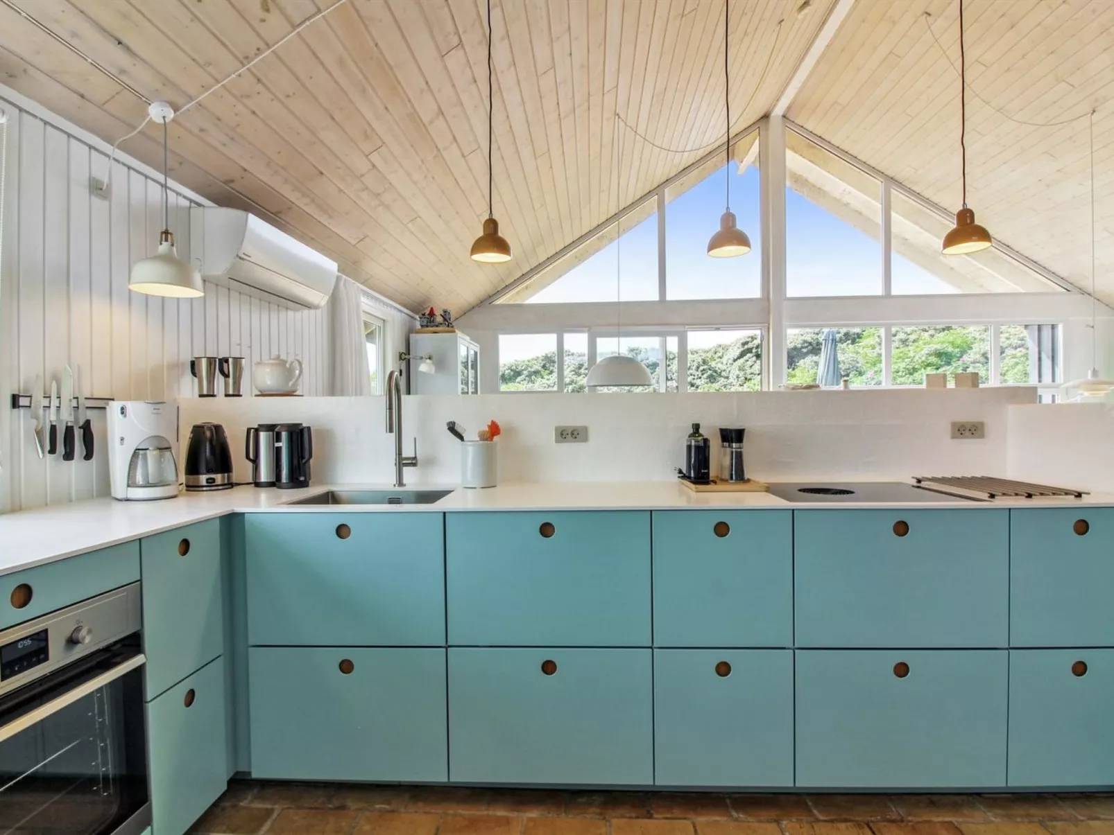 "Harry" - 100m from the sea-Dedans