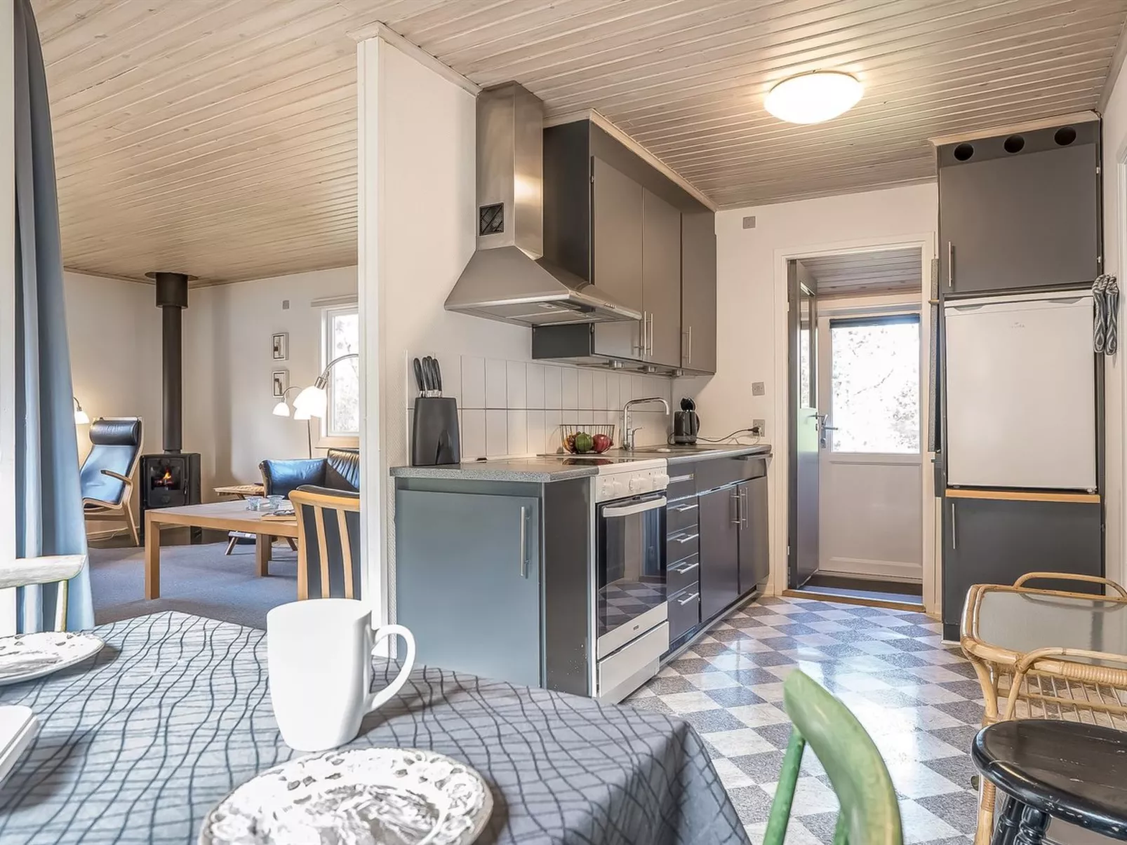 "Lökea" - 800m from the sea-Drinnen