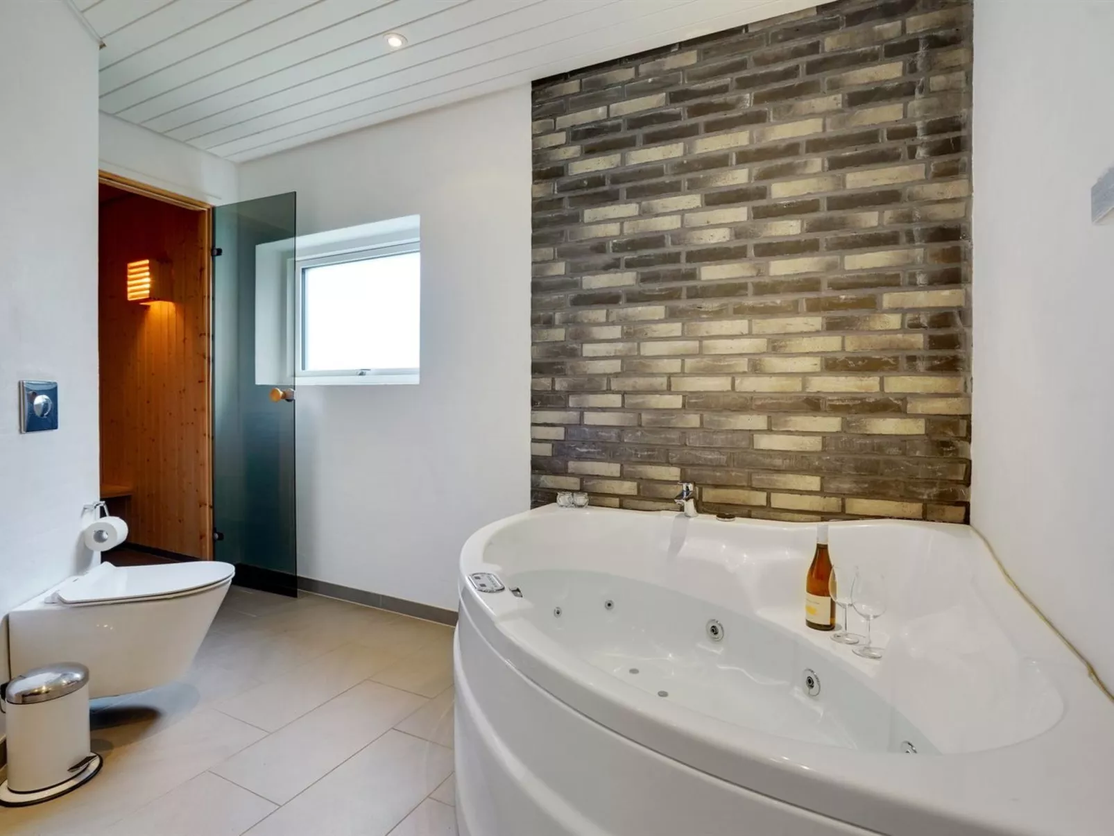 "Øthbiorn" - 1.1km from the sea-Drinnen