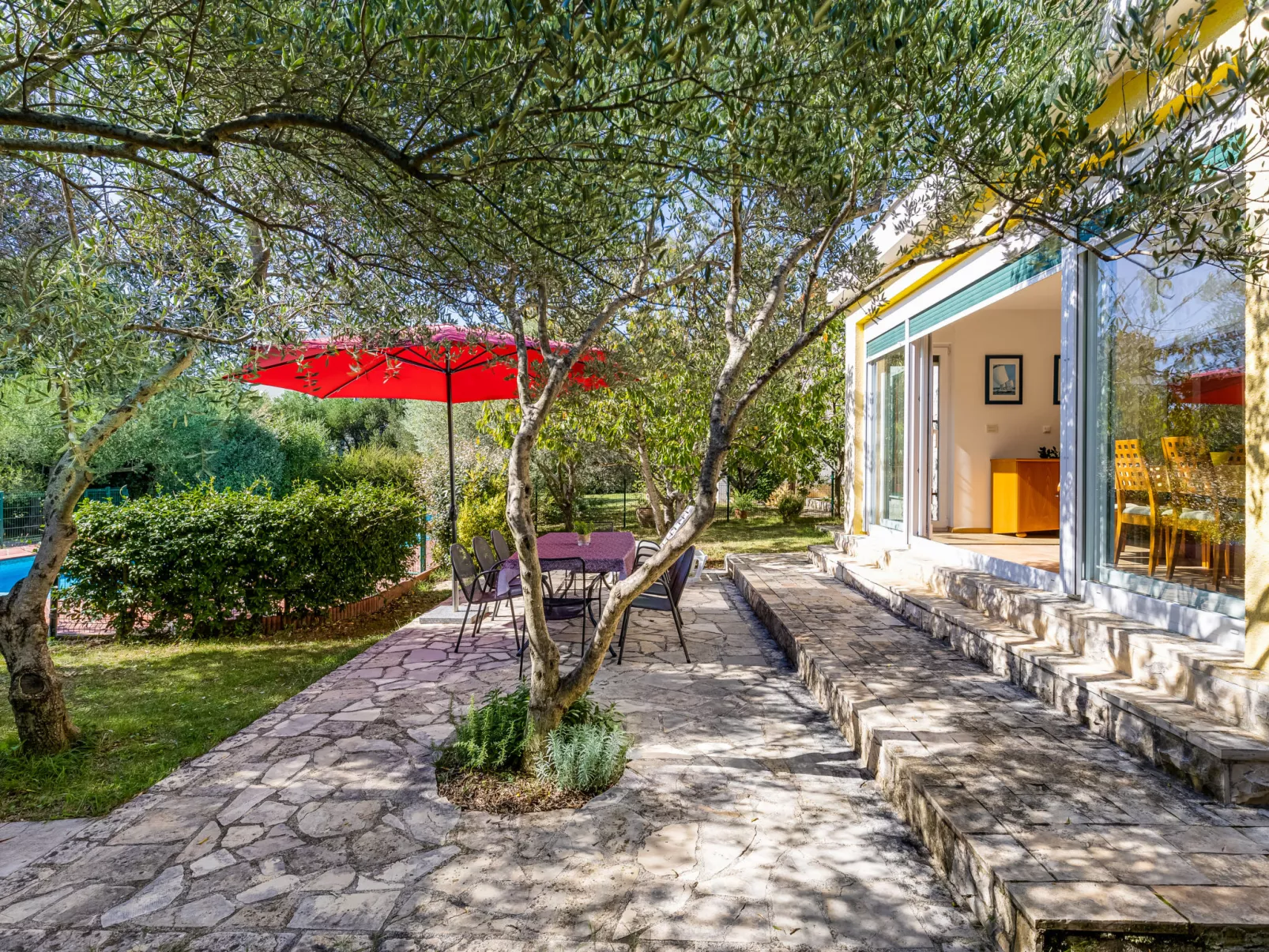 Yellow House-Draußen