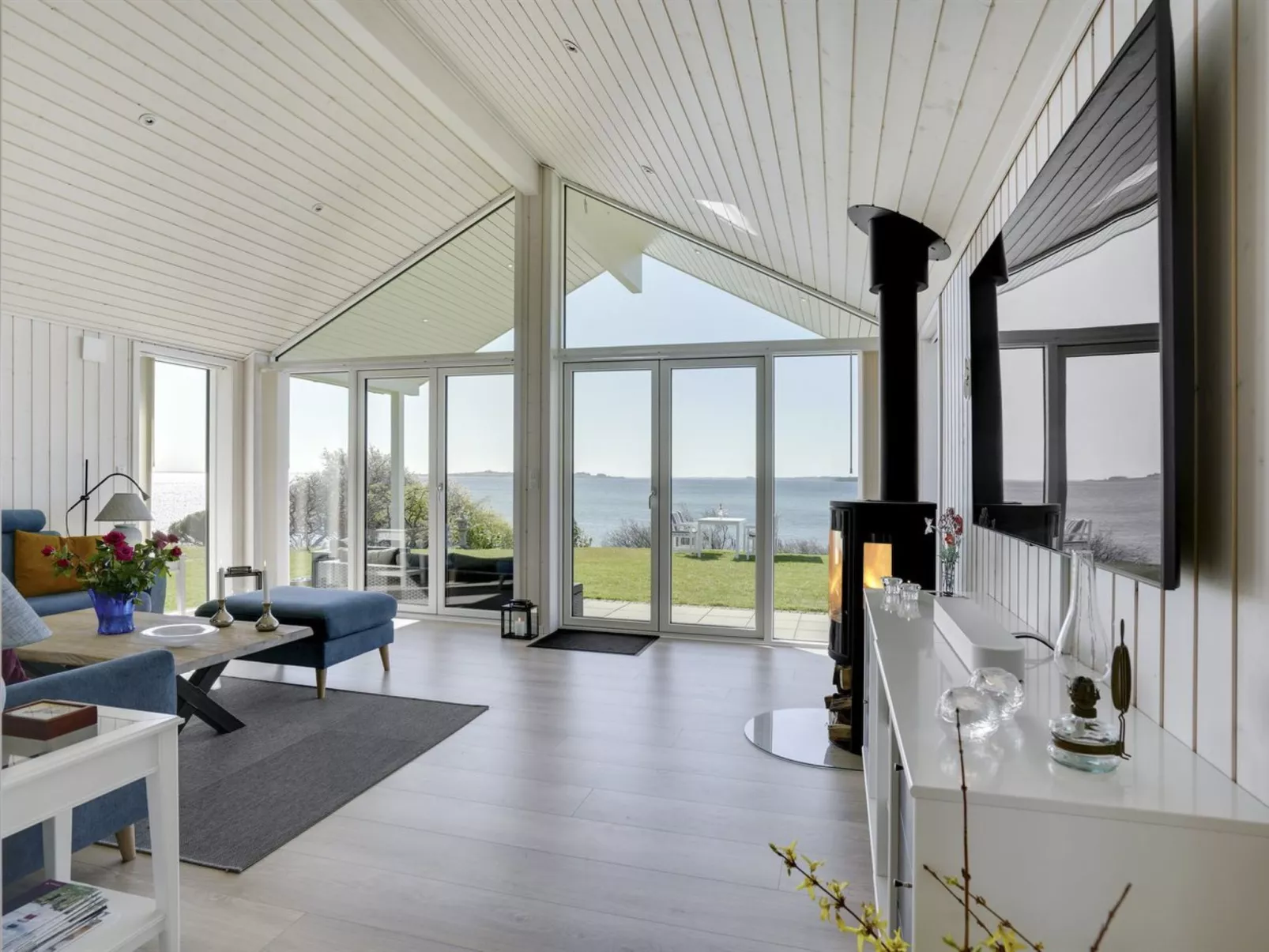 "Lander" - 20m from the sea-Inside