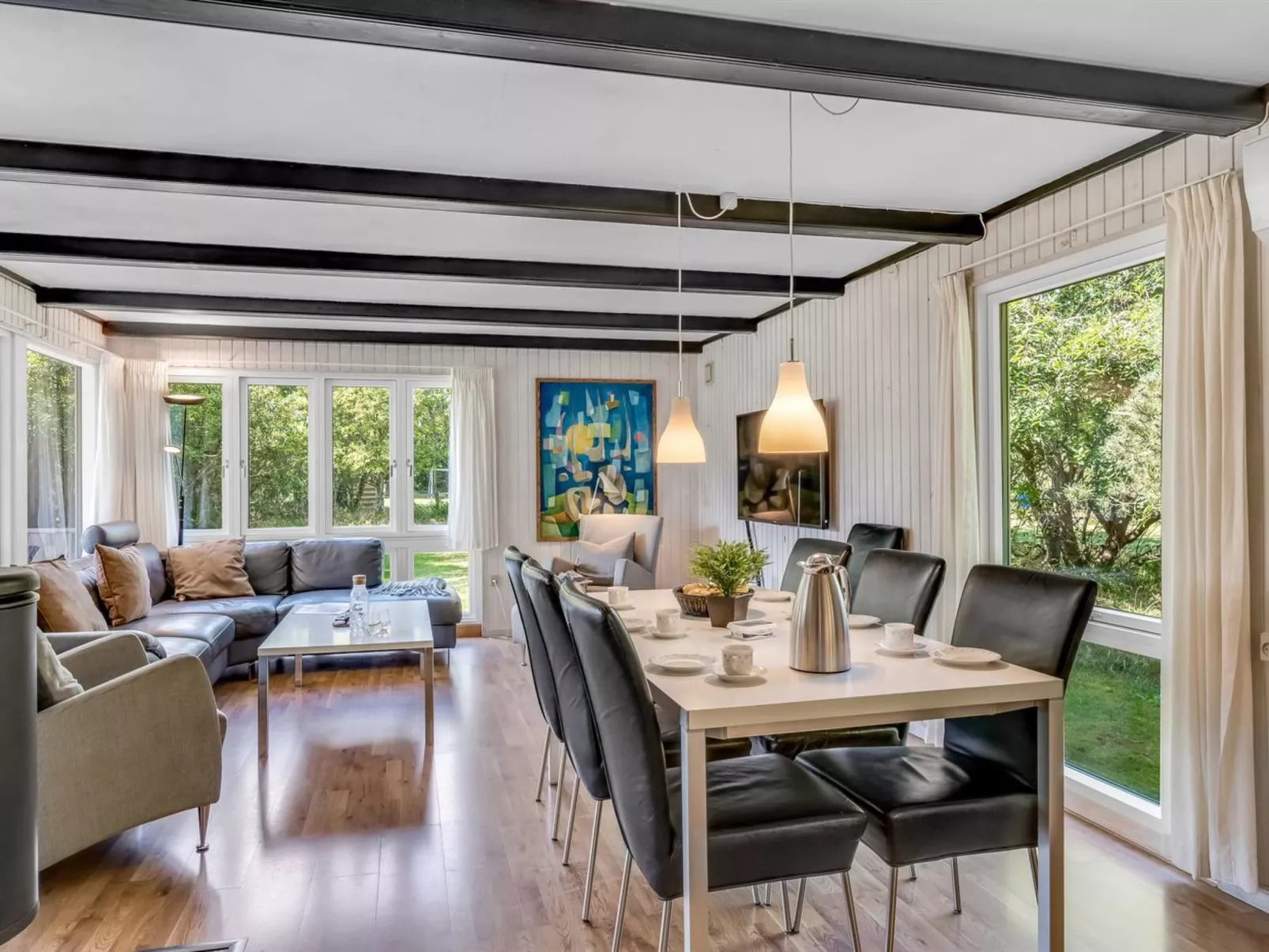 "Yall" - 1km from the sea-Inside