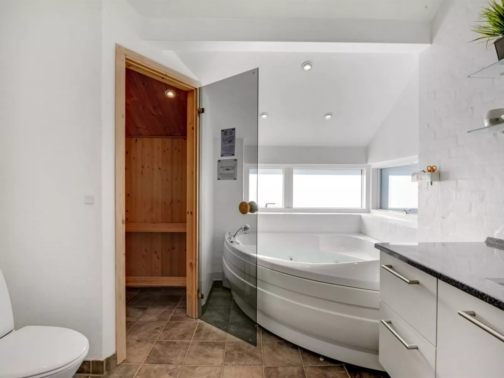 "Donka" - 300m to the fjord-Drinnen