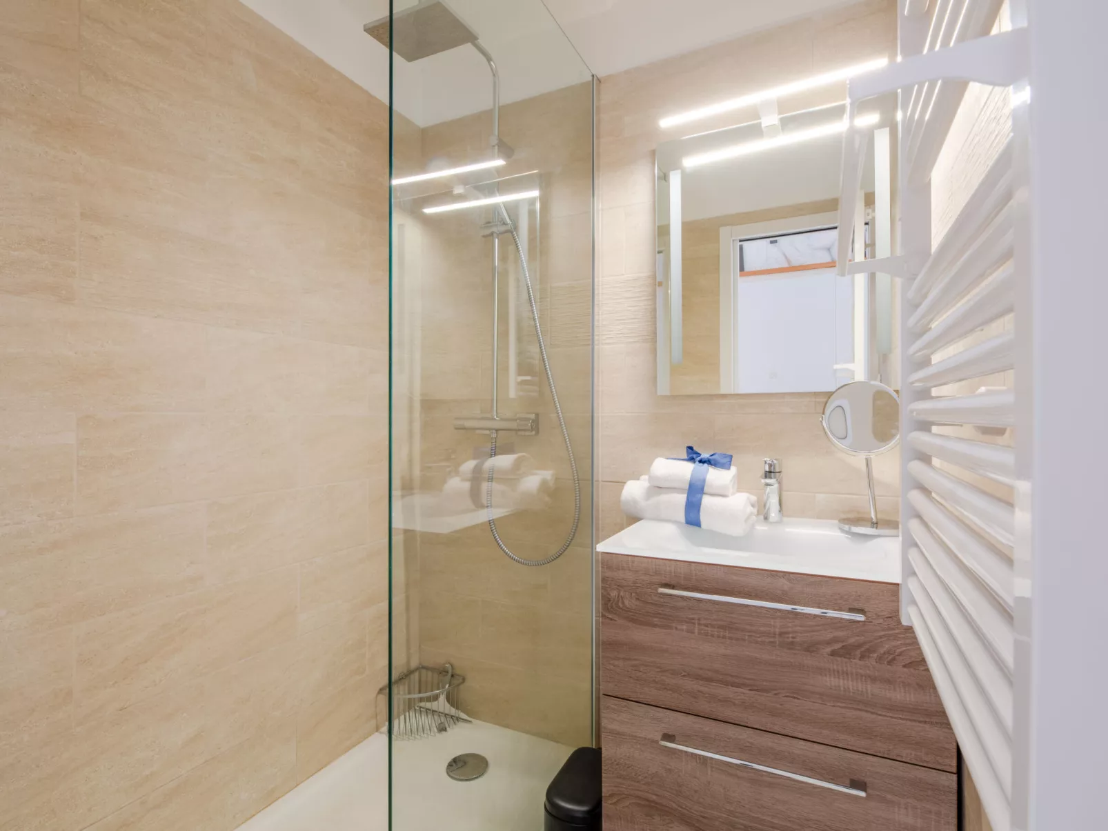 Le Village (C5 235)-Dedans