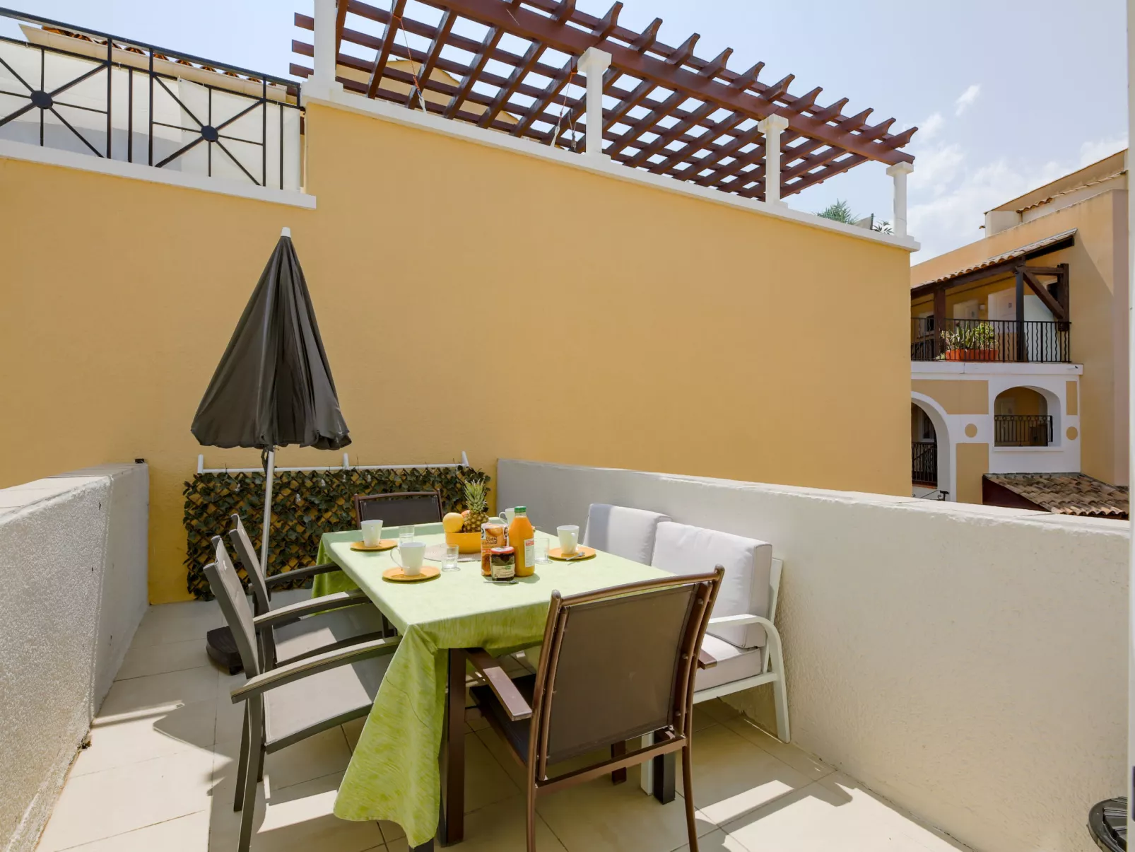 Le Village (C5 235)-Dehors