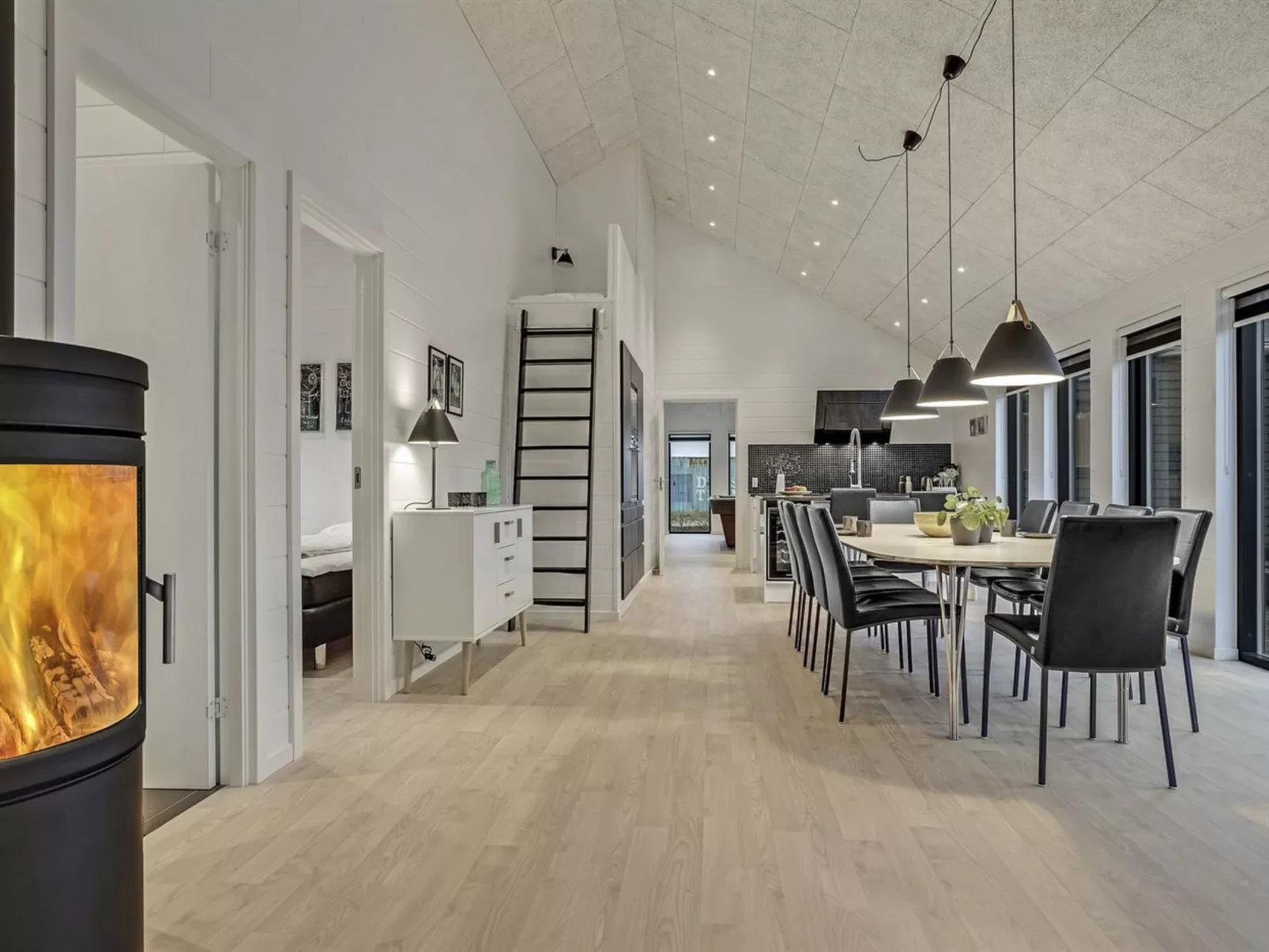 "Jonne" - 200m to the fjord-Drinnen