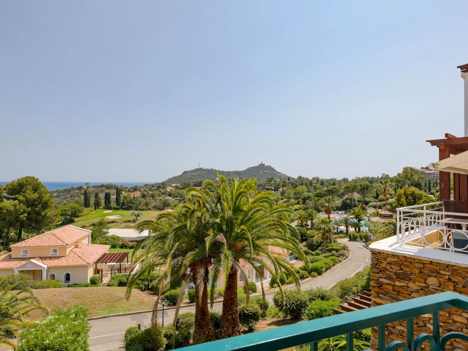 Le Village (C5 235)-Dehors