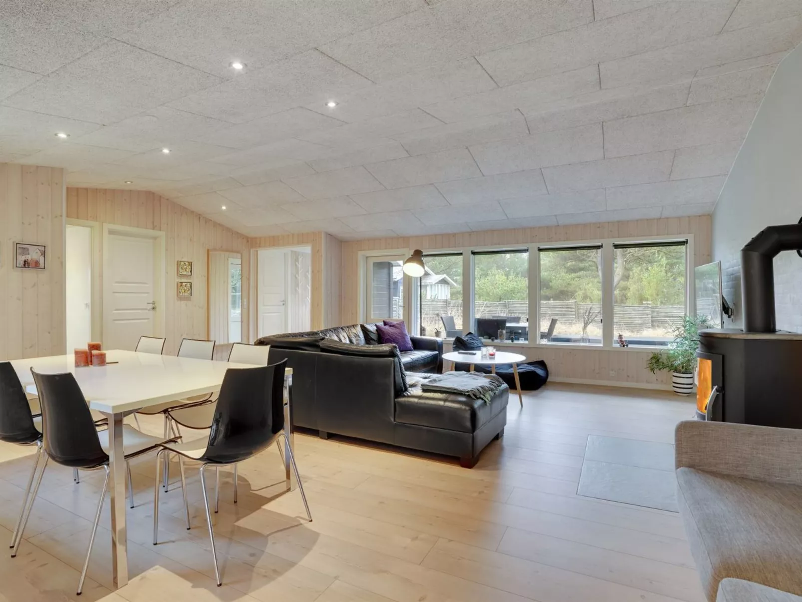 "Solgunn" - 900m from the sea-Inside