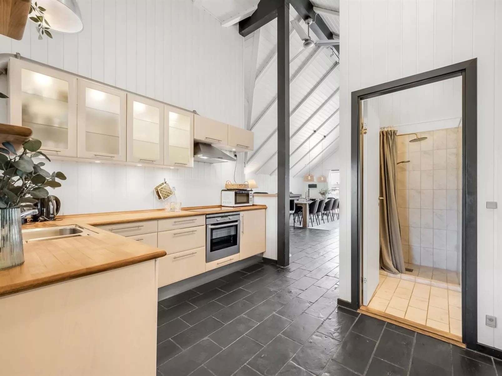 "Aage" - 1.7km from the sea-Drinnen