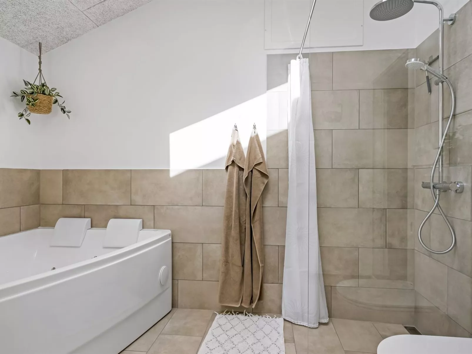 "Ema" - 1.9km from the sea-Dedans