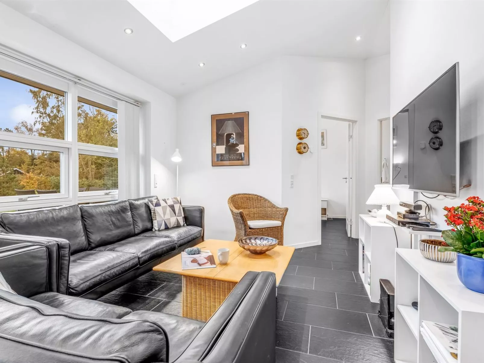 "Laulu" - 200m from the sea-Drinnen