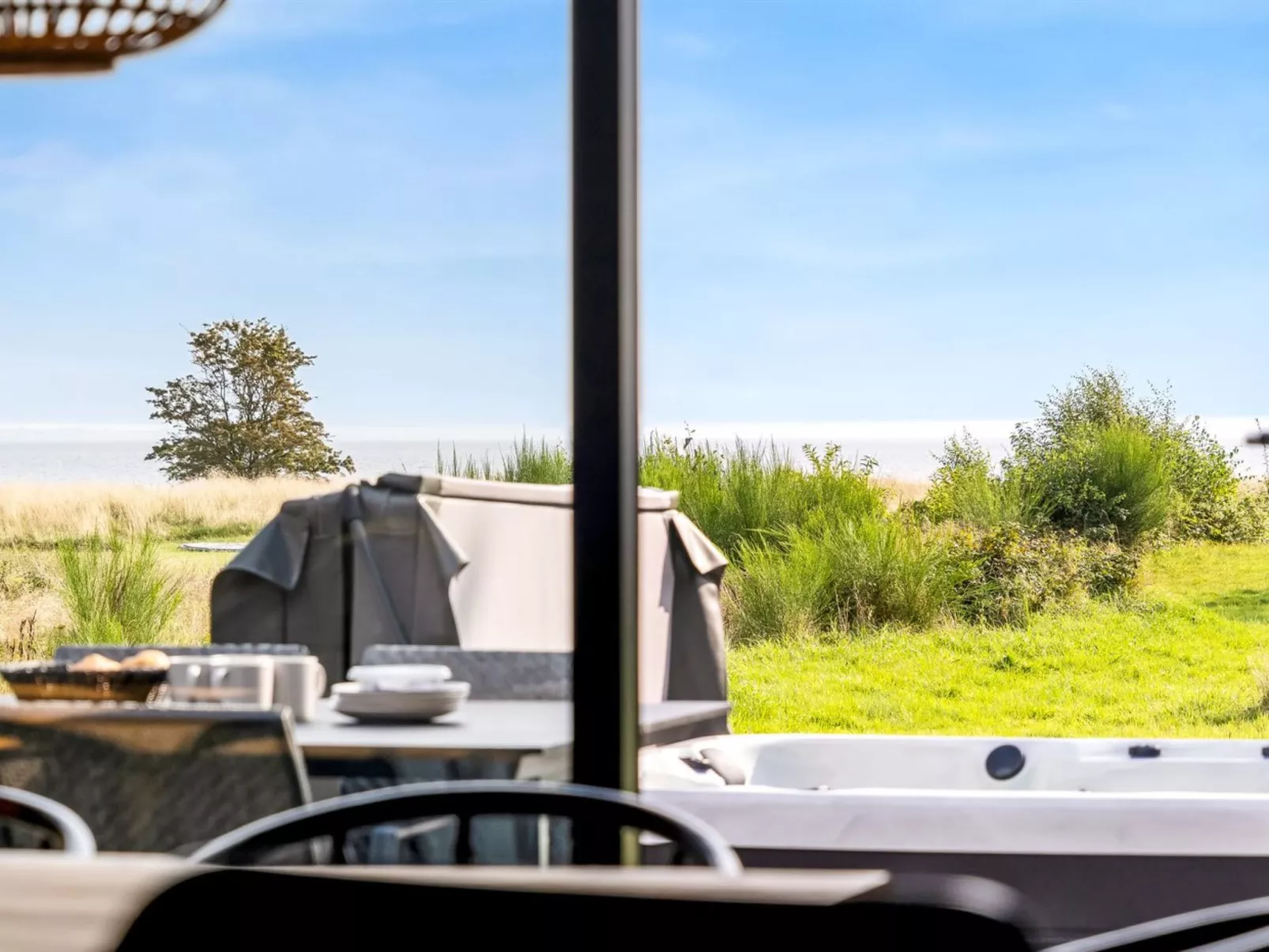 "Jahn" - 250m to the fjord-Drinnen