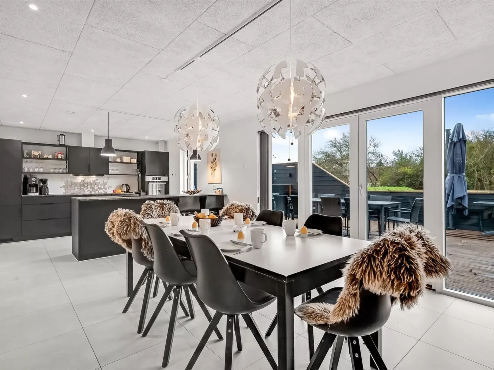 "Elisaveta" - 400m to the fjord-Drinnen