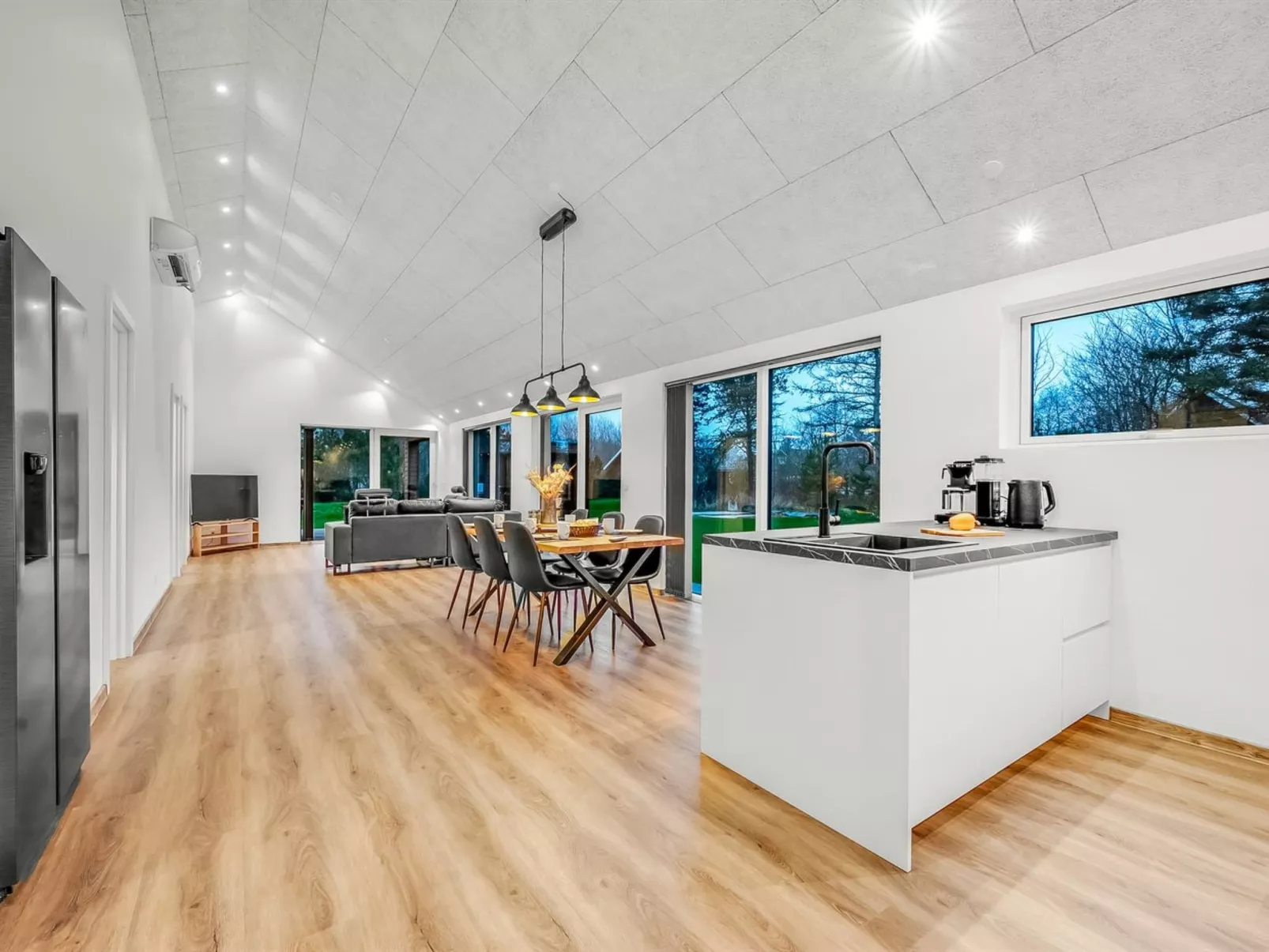 "Grimar" - 400m to the fjord-Drinnen