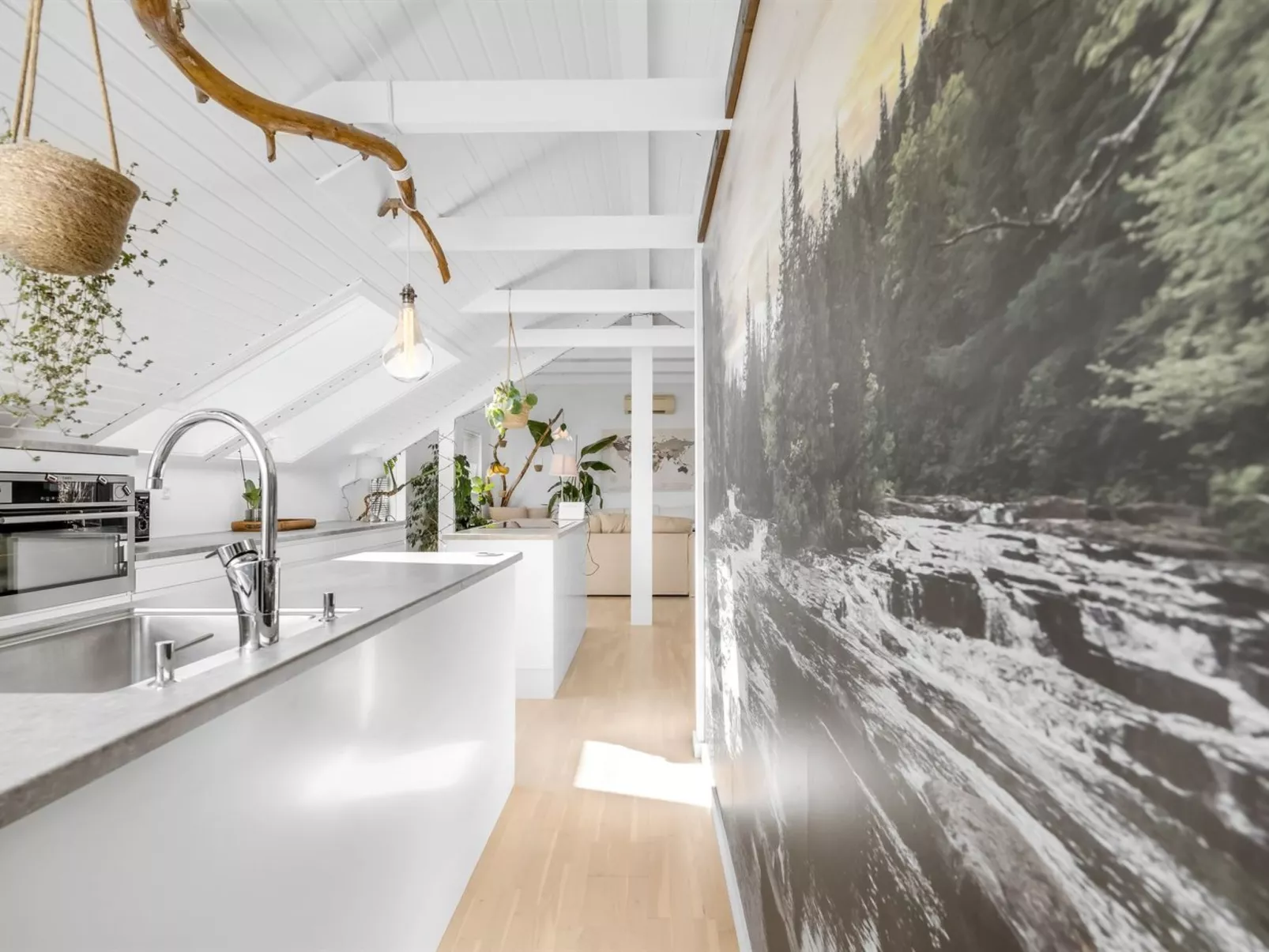 "Hughe" - 1.3km from the sea-Dedans