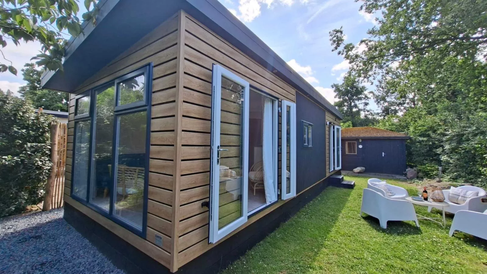 Sunseeker-Exterior in summer