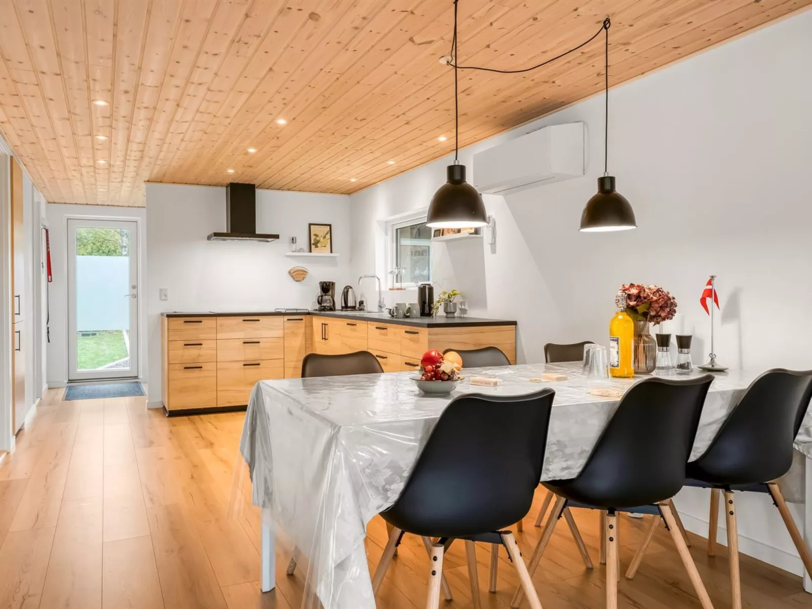 "Silvia" -  from the sea-Drinnen