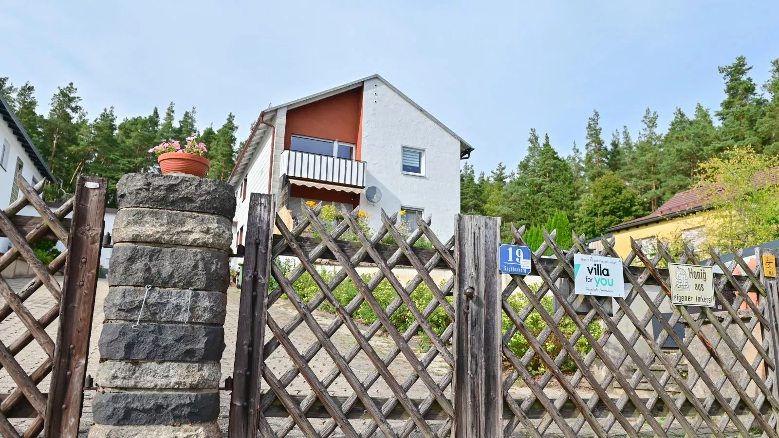 Bärenhöhle-Außenbereich Sommer