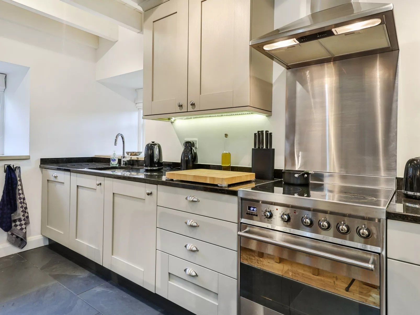 Middle Warble Stables-Dedans