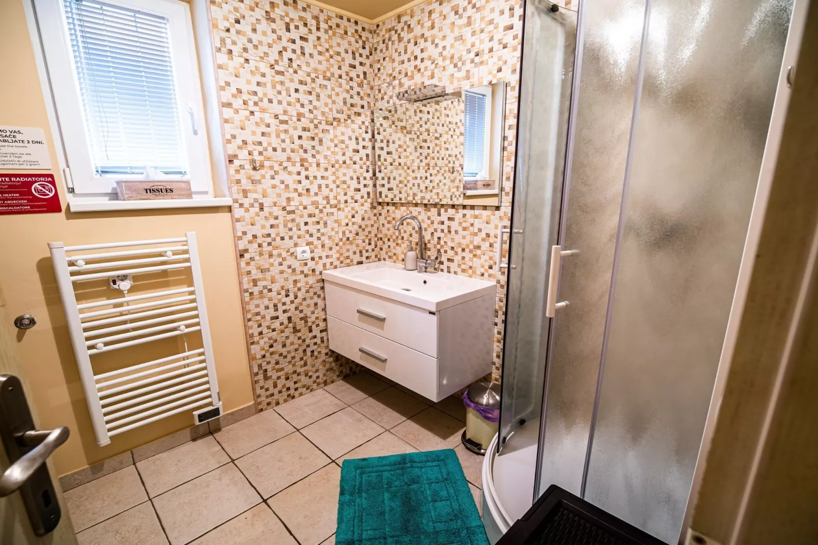 Elegant and Stylish Retreat Apartments with Terrace - Two Bedroom Apartment with Terrace-Salle de bain