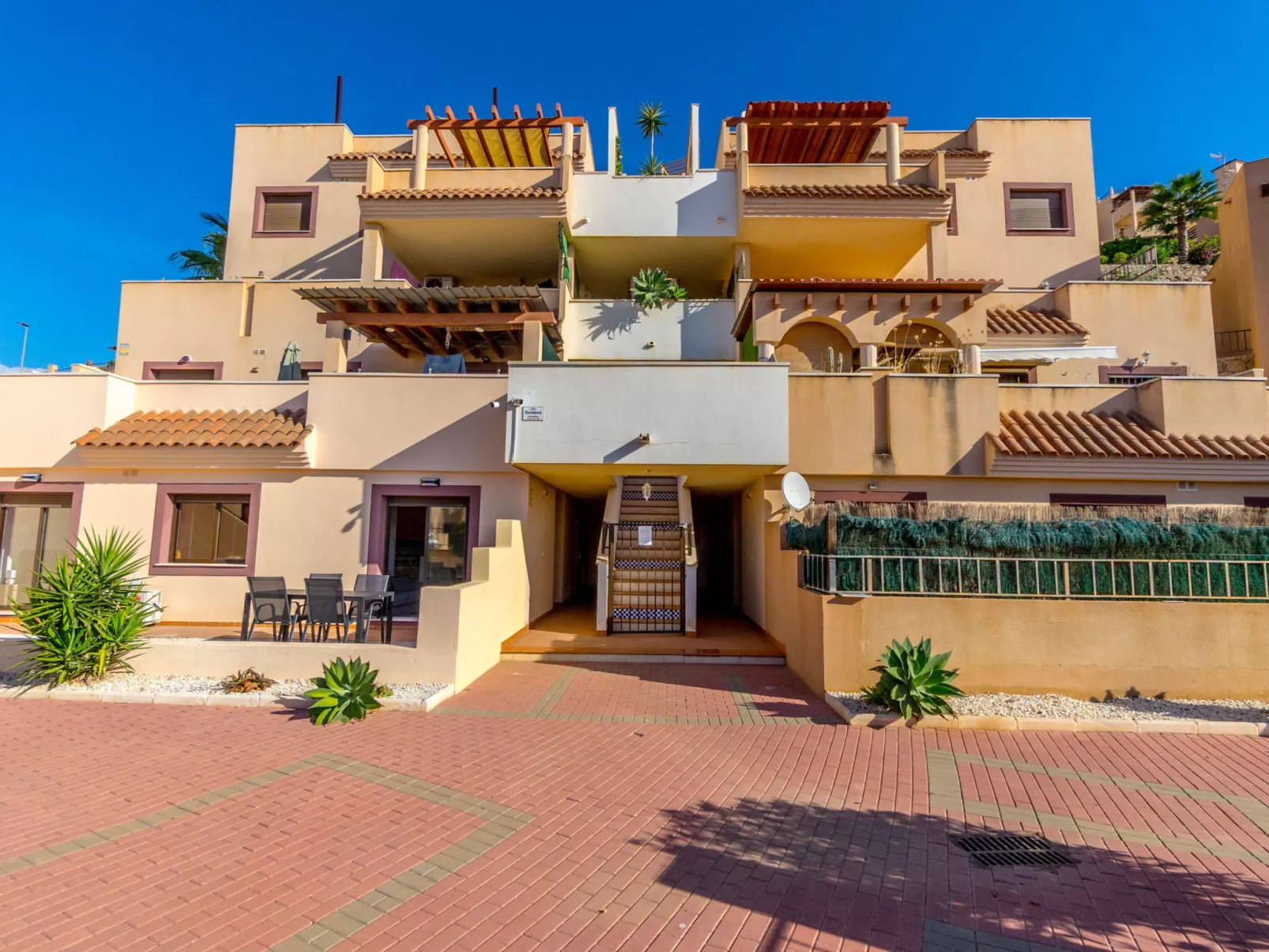 Collados Zieschang-Outside