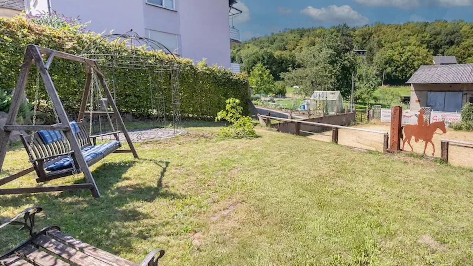 Harreshof-Gardens in summer