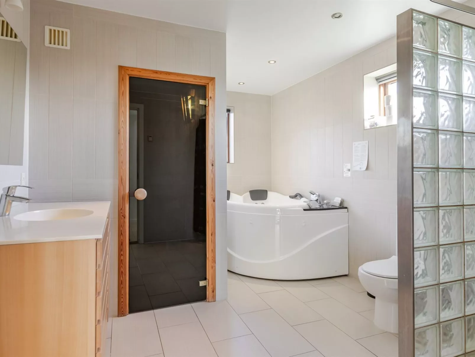 "Thomine" - 2.5km from the sea-Inside