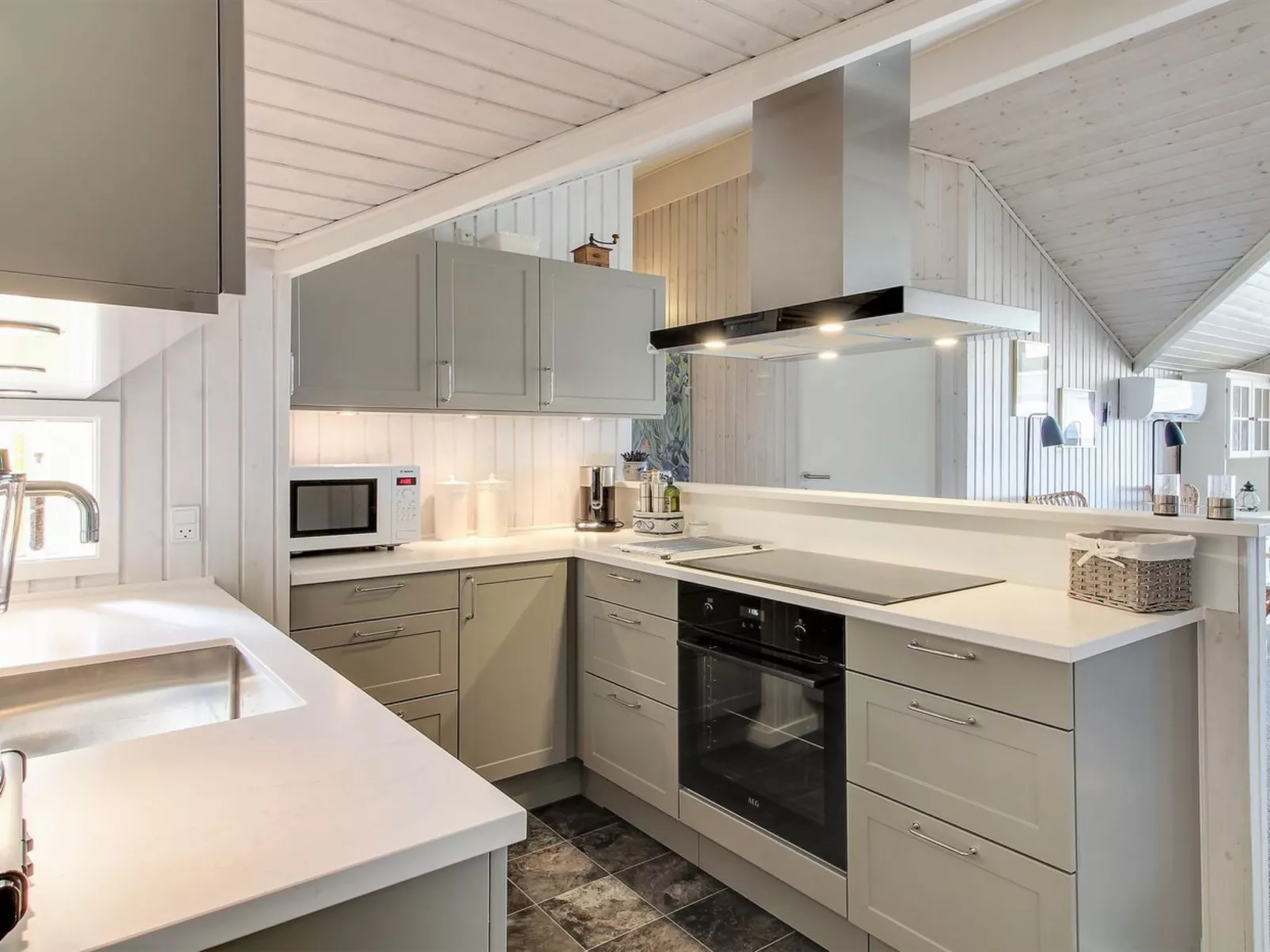 "Thrond" - 200m from the sea-Drinnen