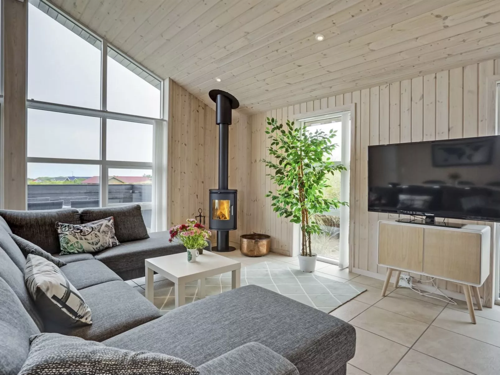 "Mavis" - 800m from the sea-Inside