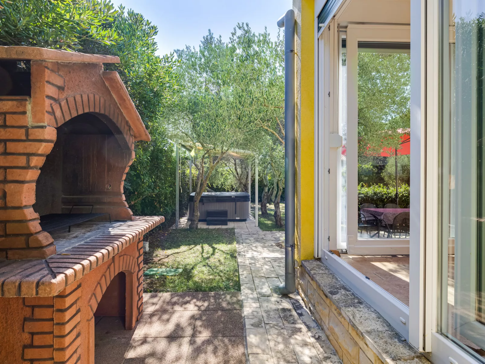 Yellow House-Draußen