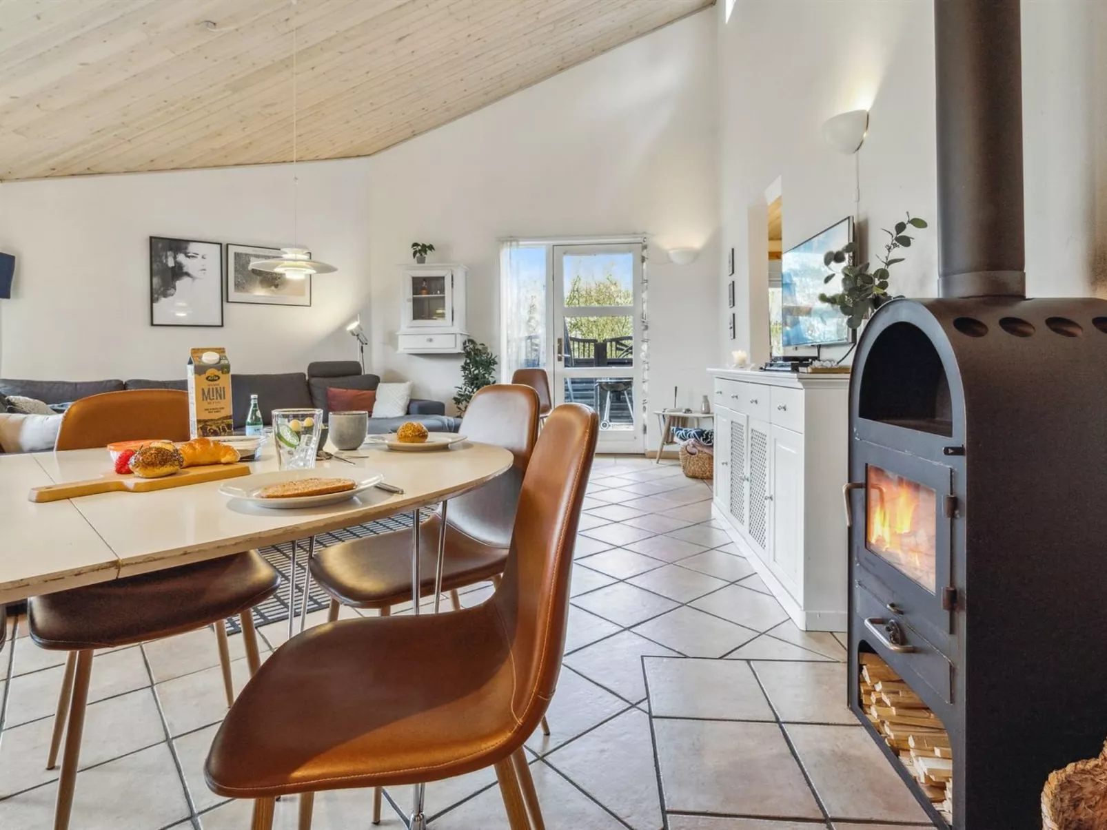 "Amanda" - 30km from the sea-Inside