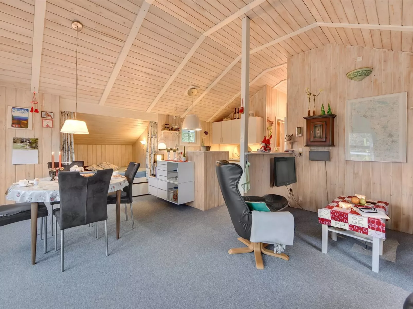 "Hannah" - 300m to the fjord-Inside