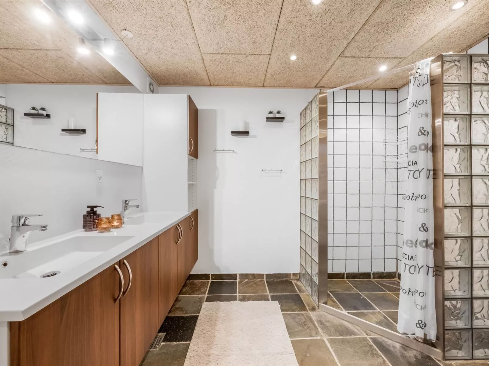 "Yvonna" - 350m to the fjord-Dedans