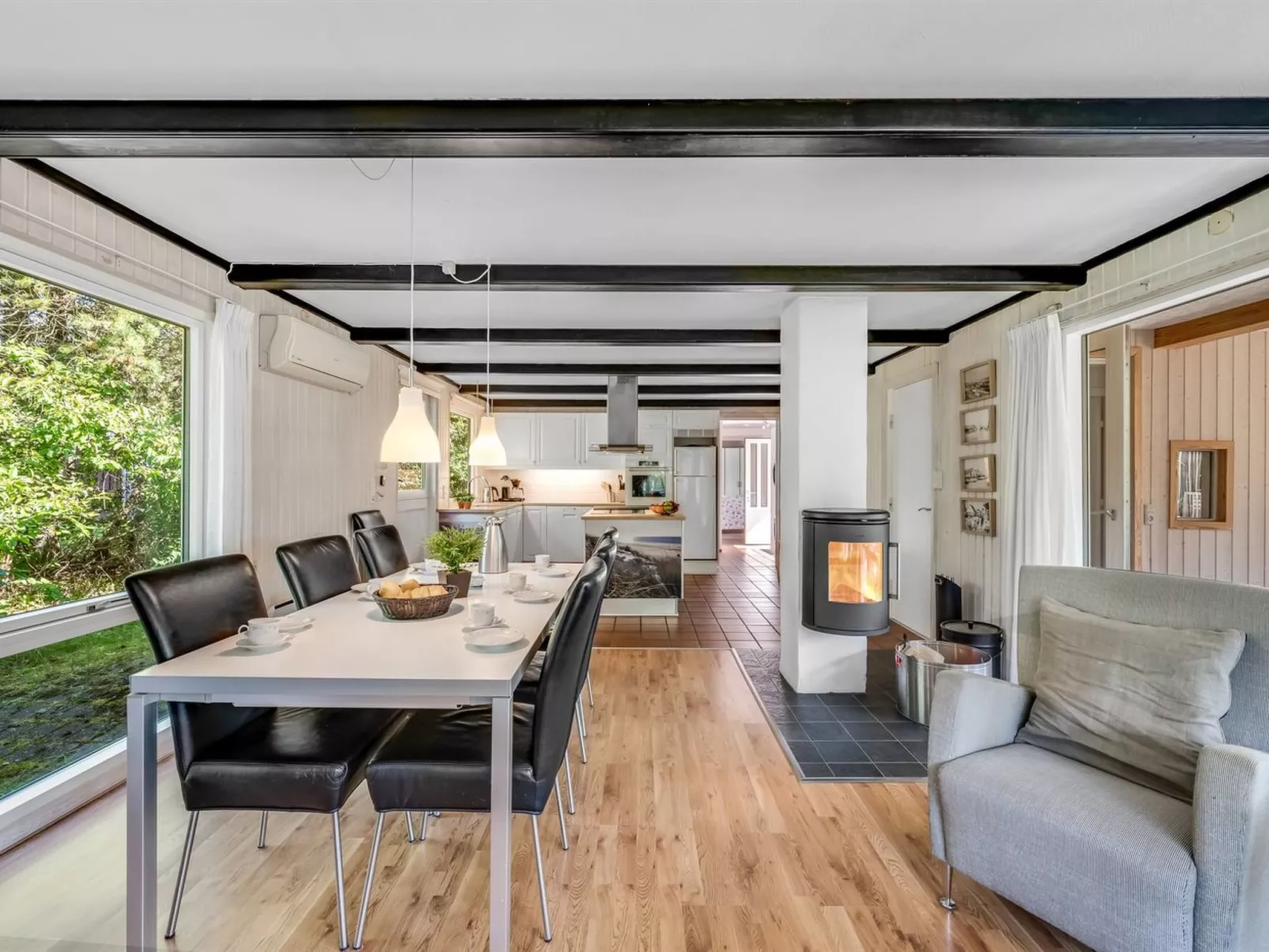 "Yall" - 1km from the sea-Inside