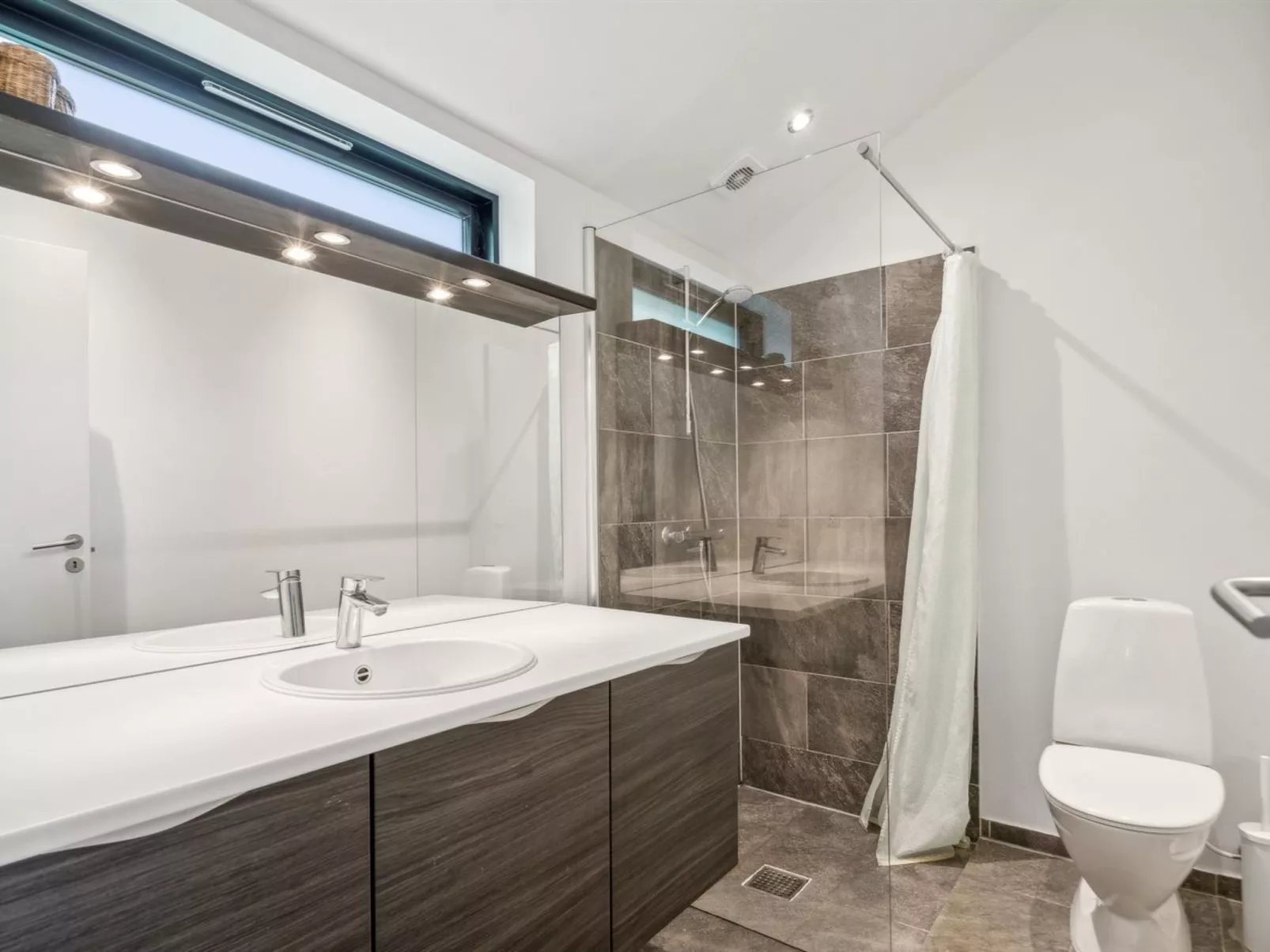 "Yukon" - 150m from the sea-Inside