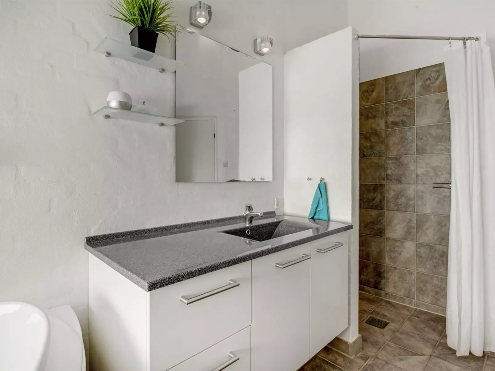 "Donka" - 300m to the fjord-Drinnen