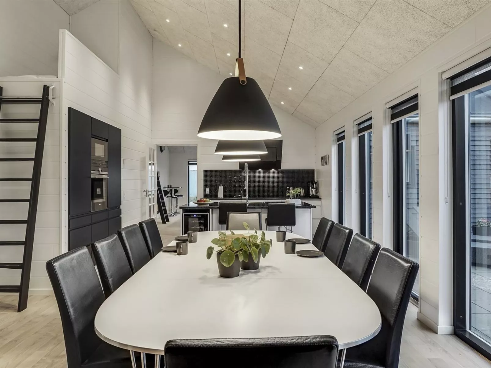 "Jonne" - 200m to the fjord-Drinnen