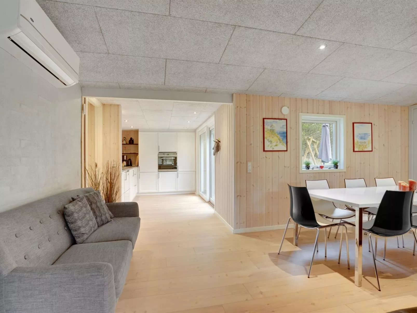 "Solgunn" - 900m from the sea-Inside