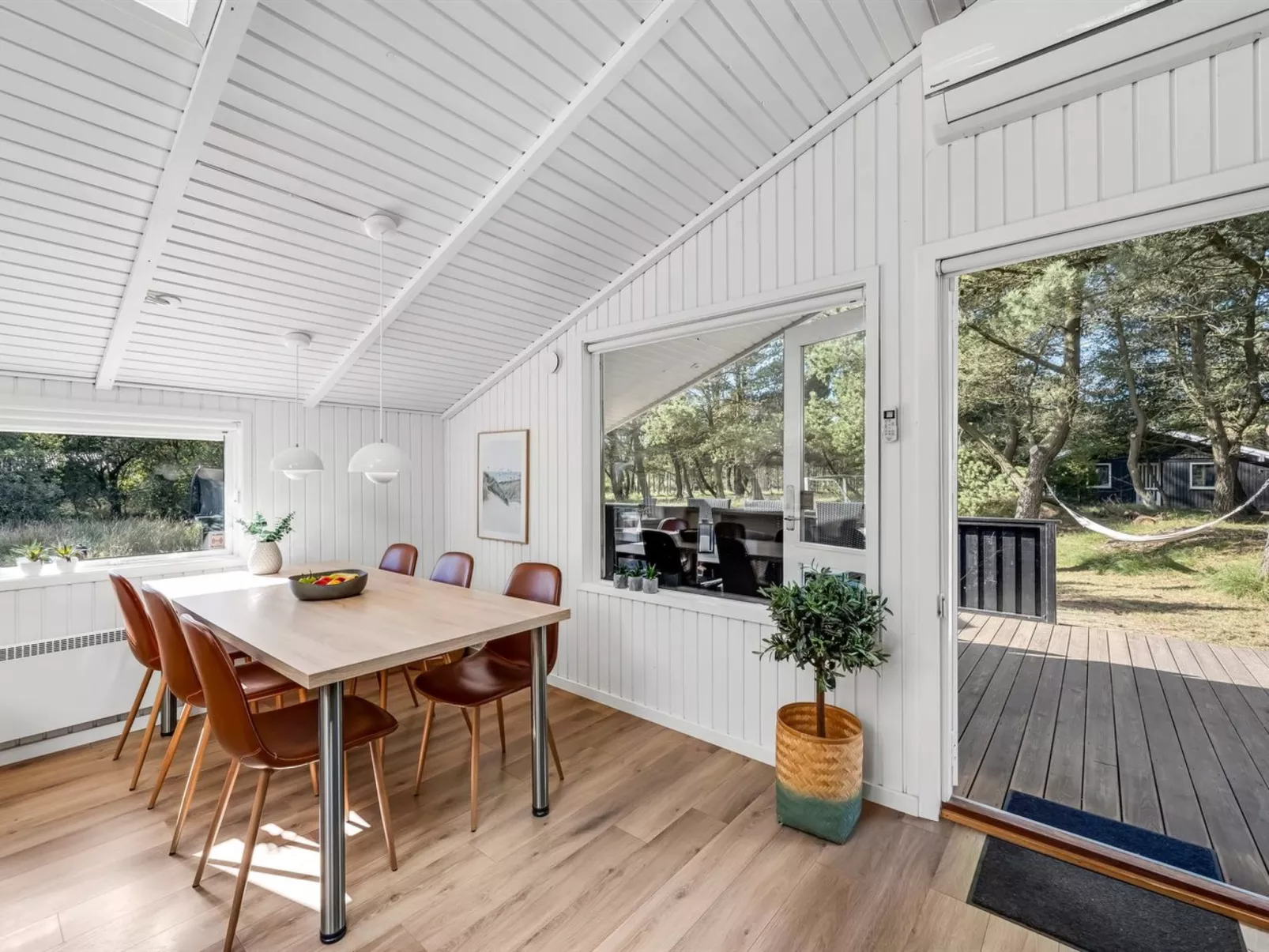 "Eirik" - 2.5km from the sea-Inside