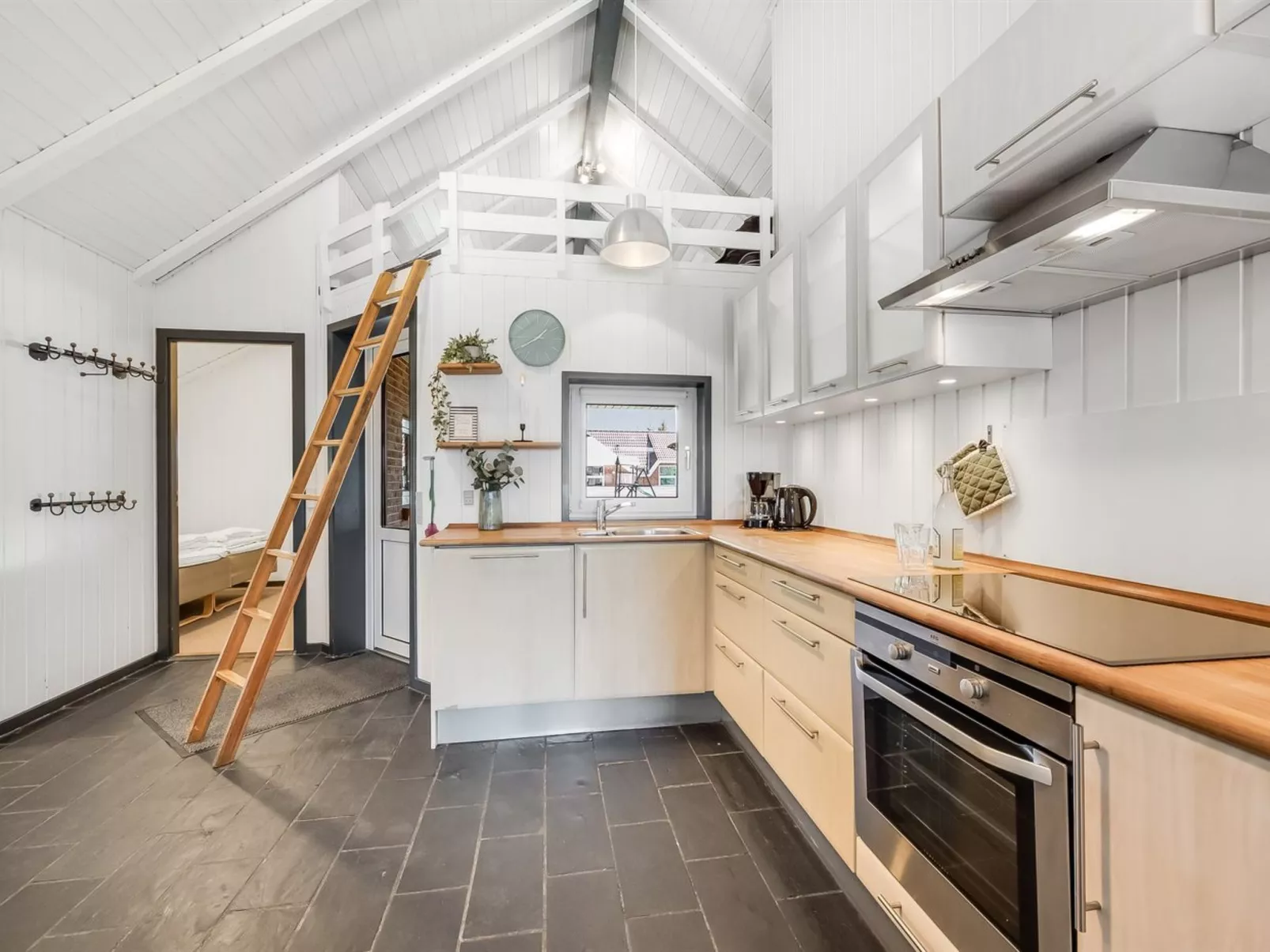 "Aage" - 1.7km from the sea-Drinnen